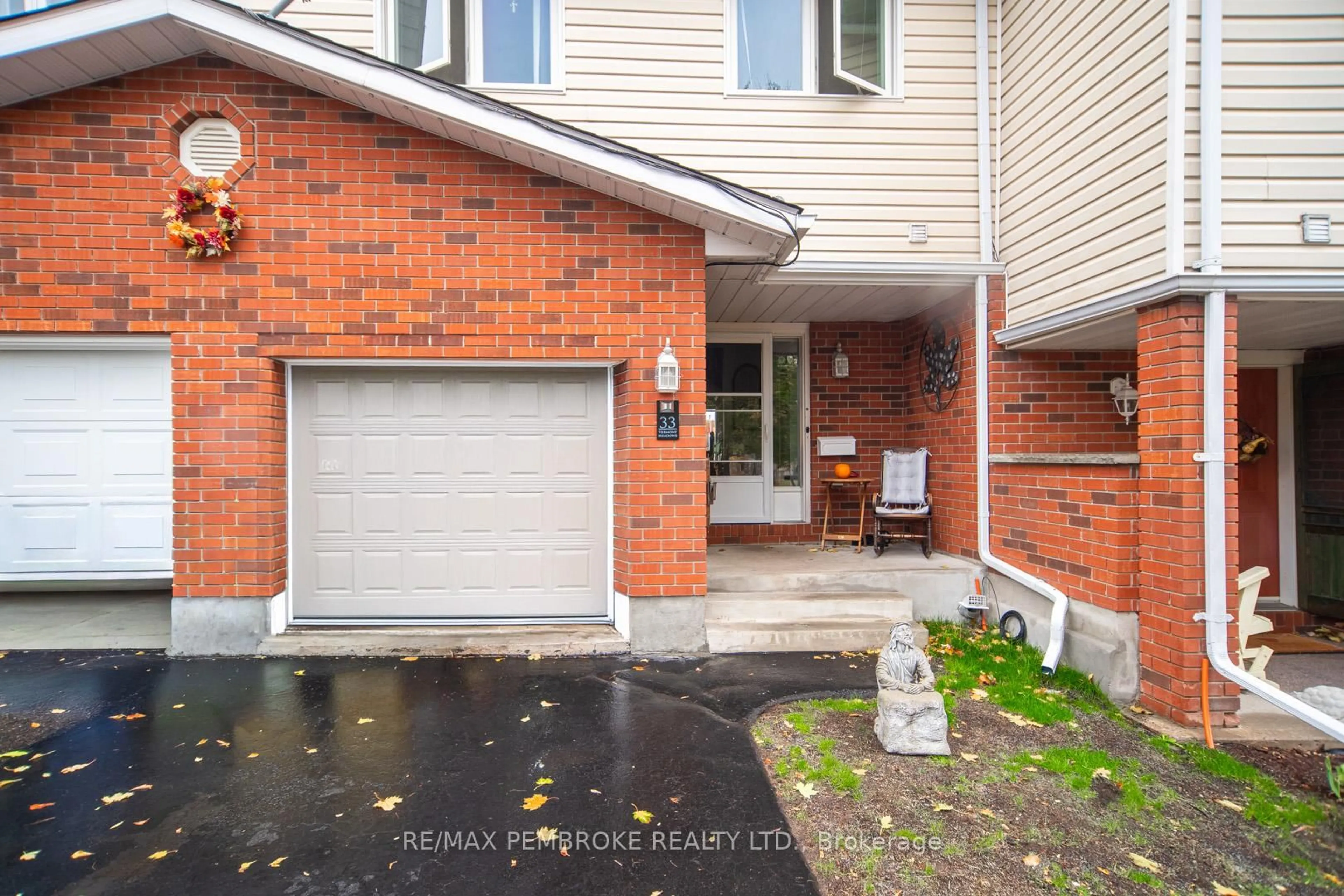 Home with brick exterior material, street for 33 Vermont Meadows, Petawawa Ontario K8H 3N4