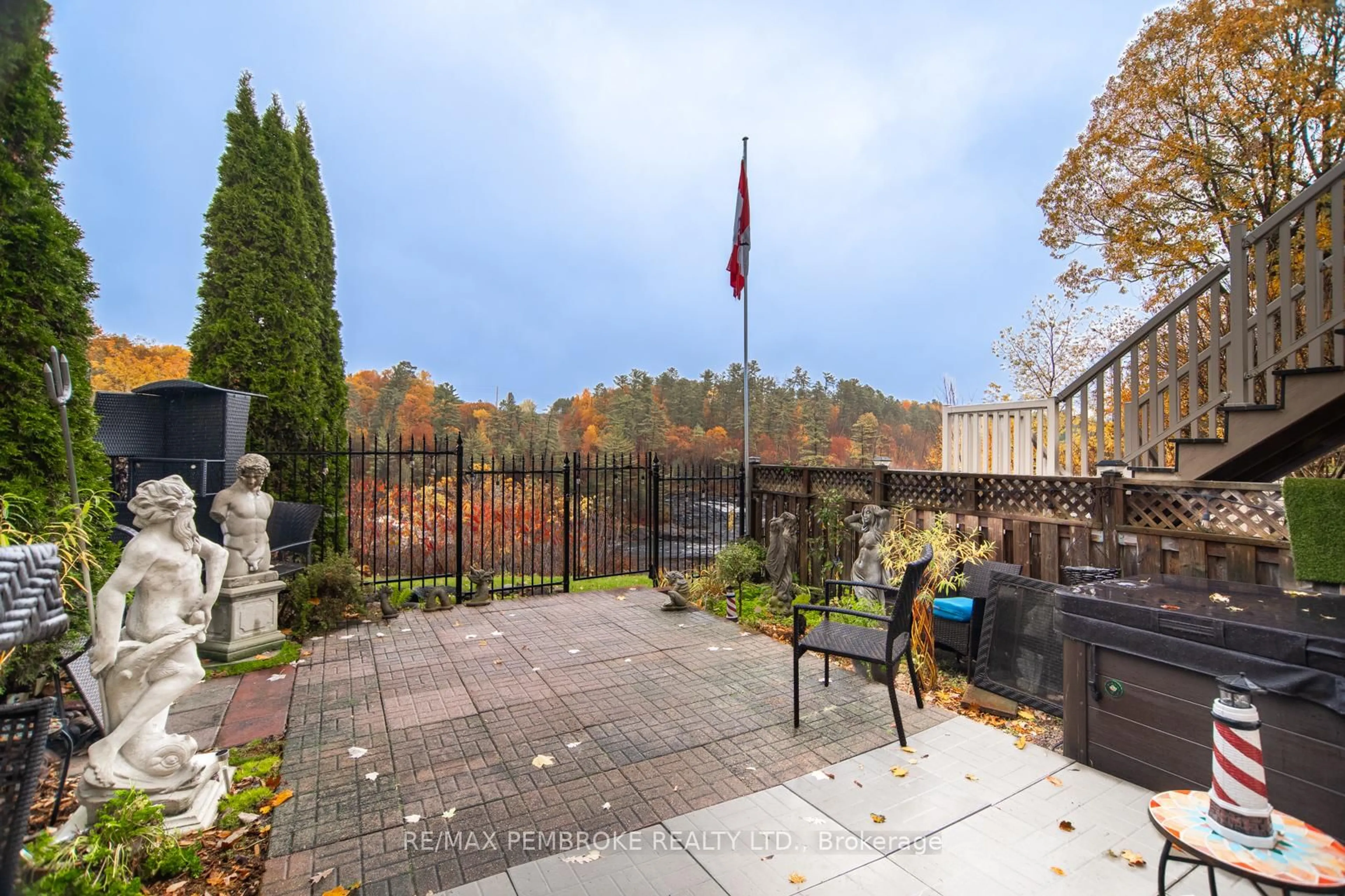 Patio, unknown for 33 Vermont Meadows, Petawawa Ontario K8H 3N4