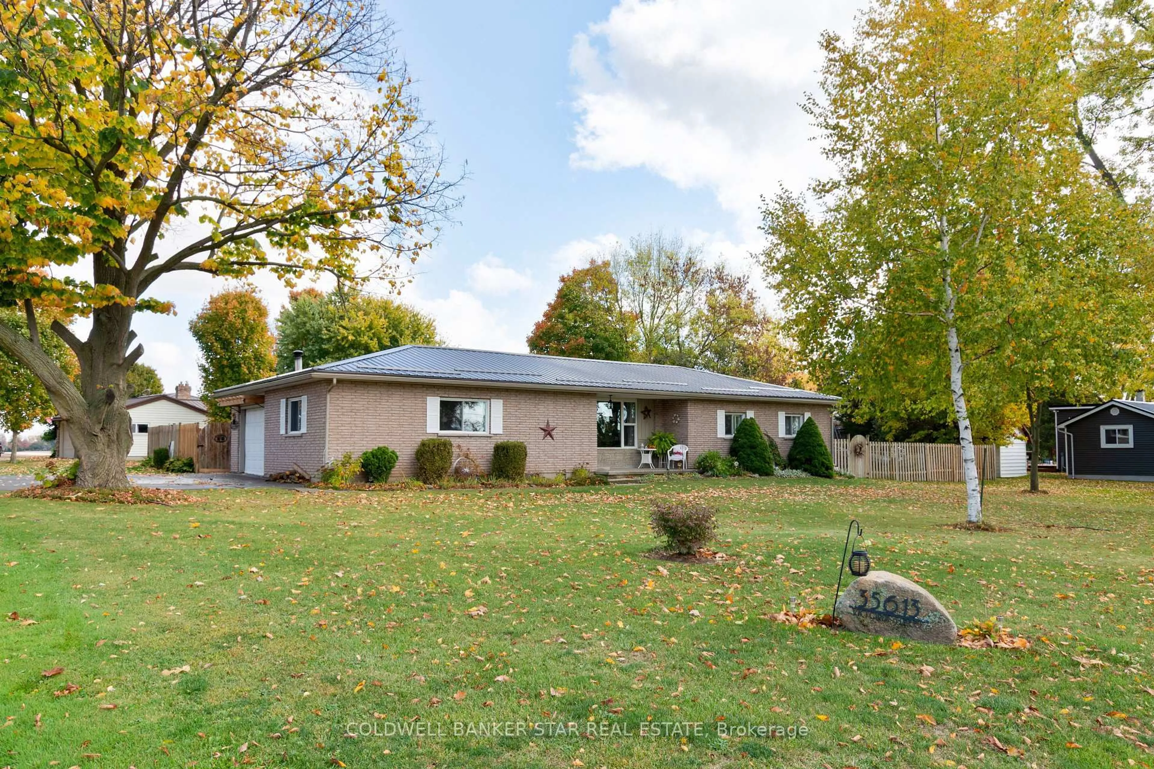 Home with vinyl exterior material, unknown for 35613 VICTORIA St, Southwold Ontario N0L 1K0