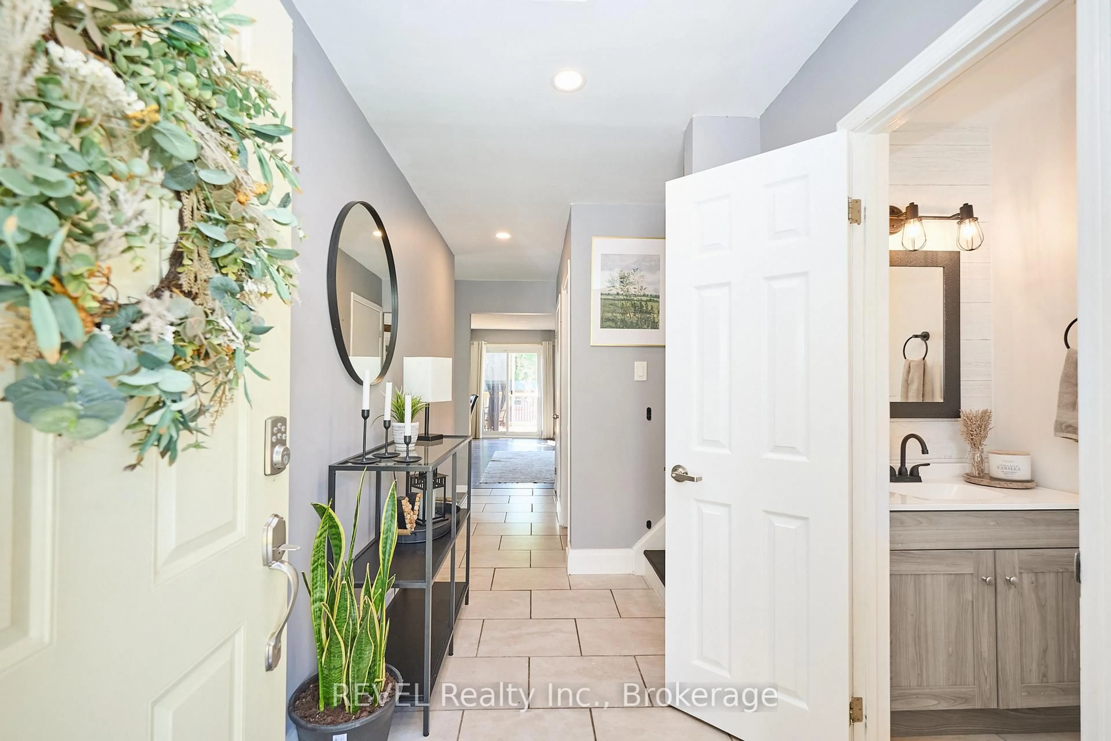 Indoor entryway for 35 Romy Cres, Thorold Ontario L2V 4L1
