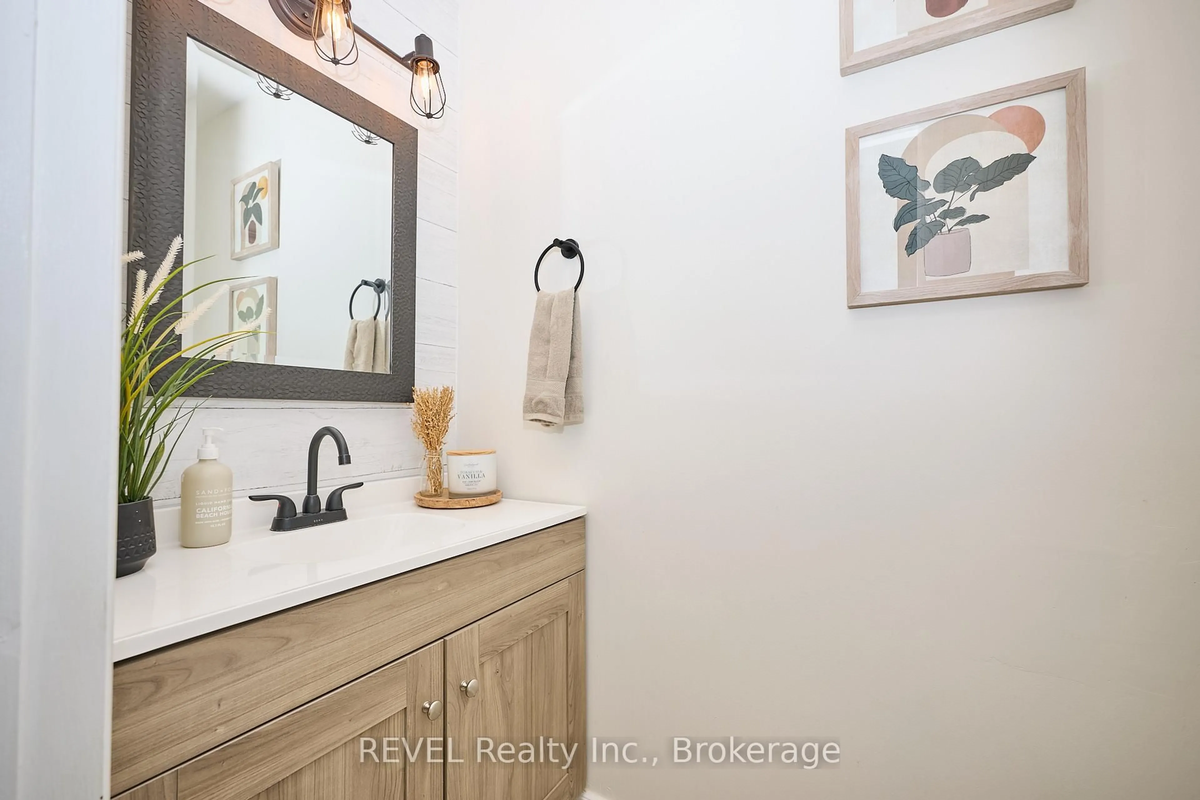 Contemporary bathroom, ceramic/tile floor for 35 Romy Cres, Thorold Ontario L2V 4L1