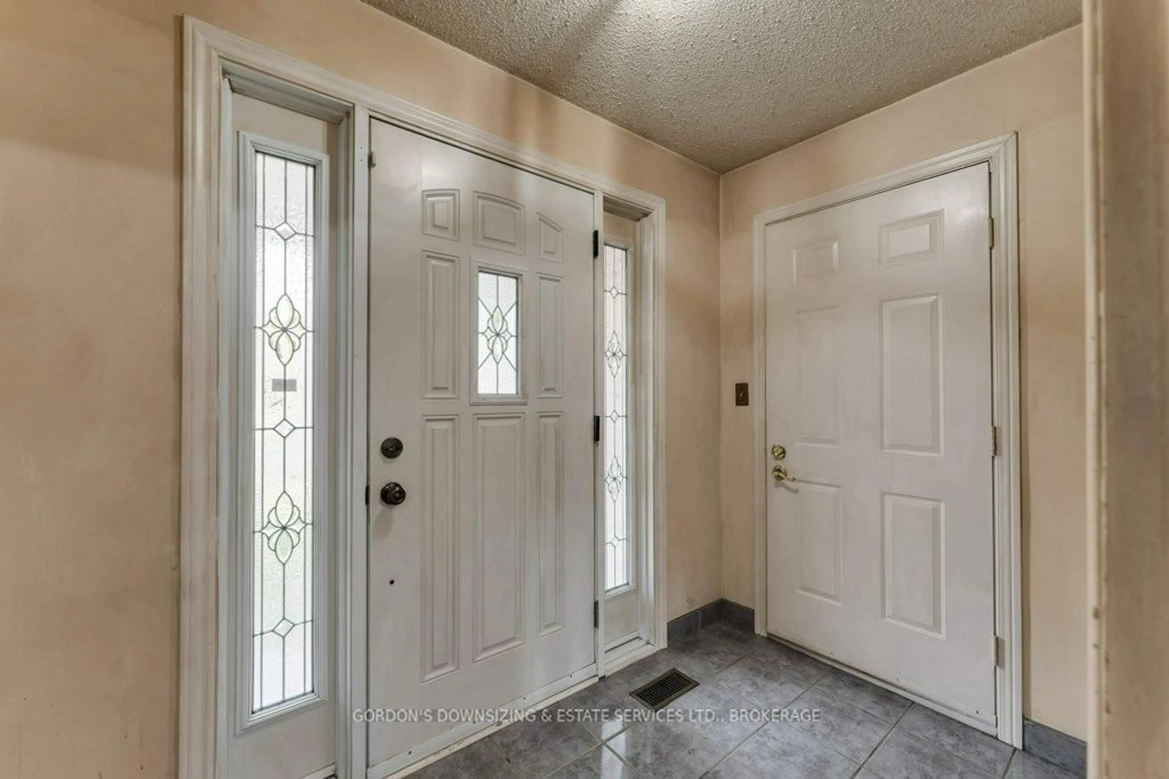 Indoor entryway for 840 Lynwood Dr, Kingston Ontario K7P 2K6