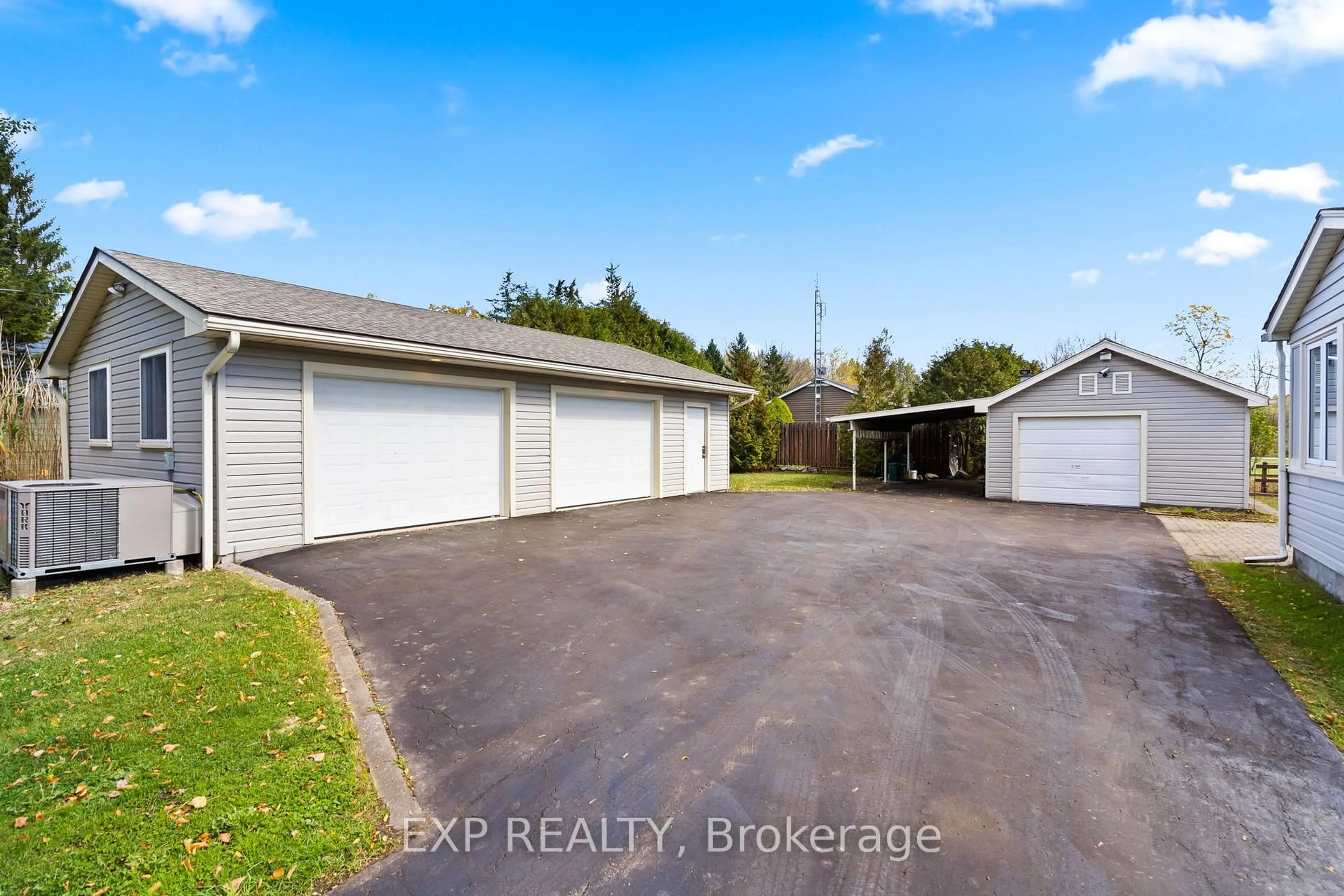 A pic from outside/outdoor area/front of a property/back of a property/a pic from drone, street for 500 Chapin Pkwy, Fort Erie Ontario L2A 5M4