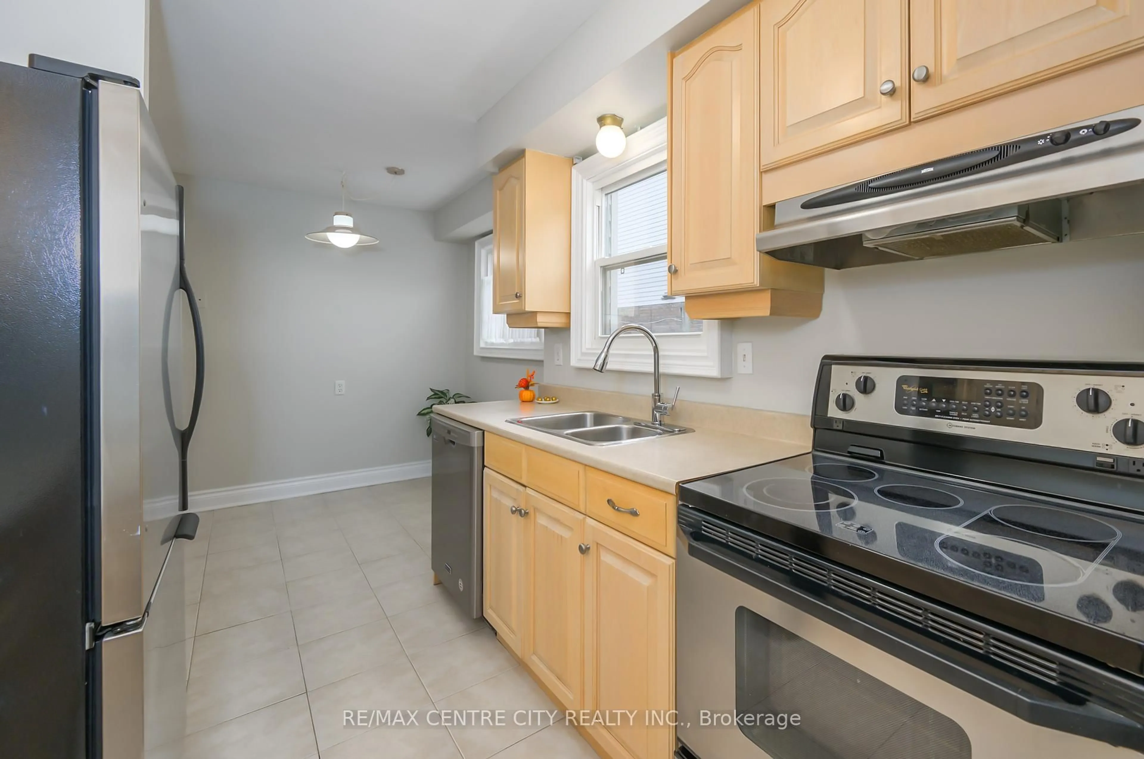 Standard kitchen, ceramic/tile floor for 231 Banbury Rd, London South Ontario N5Z 4M1