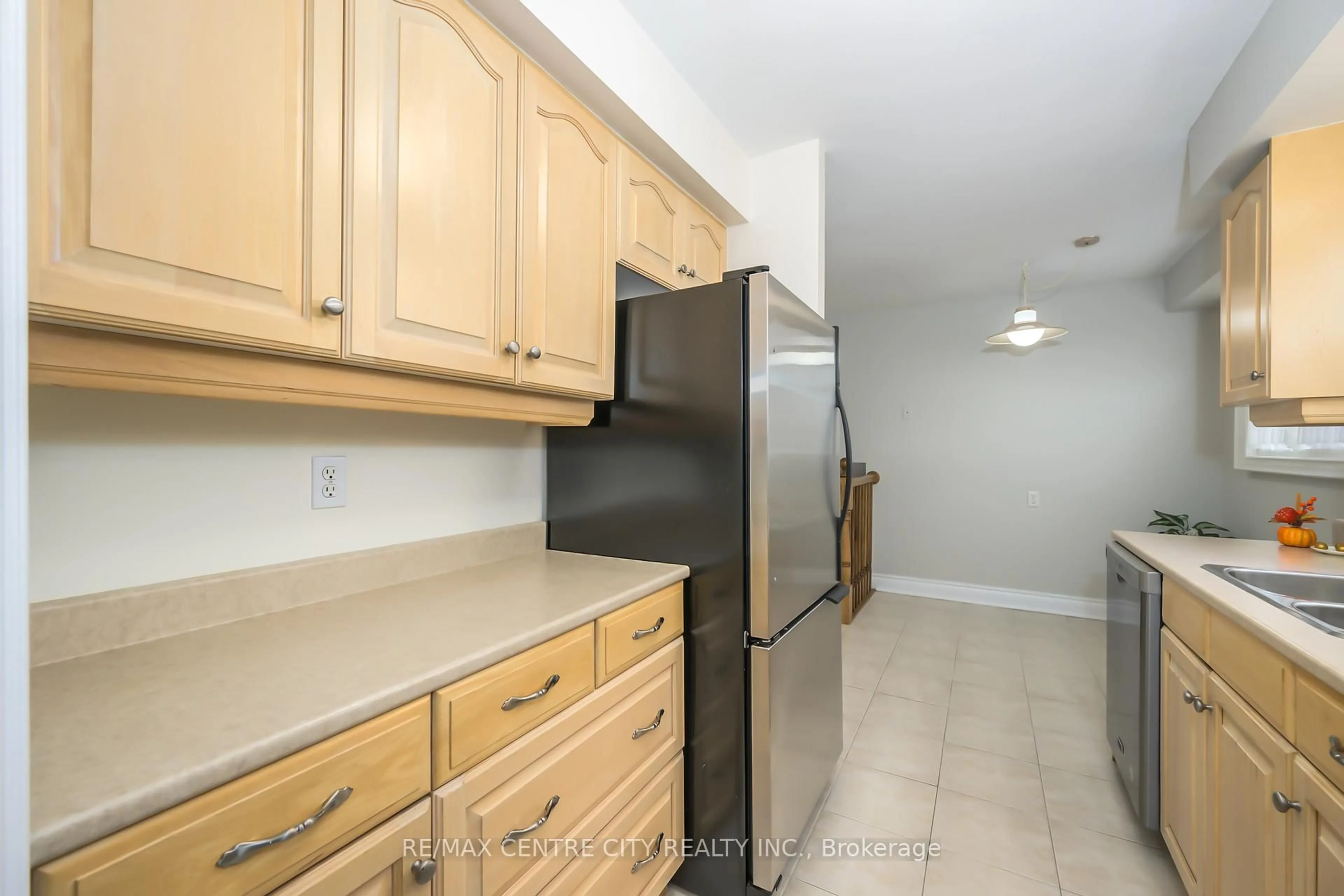 Standard kitchen, unknown for 231 Banbury Rd, London South Ontario N5Z 4M1
