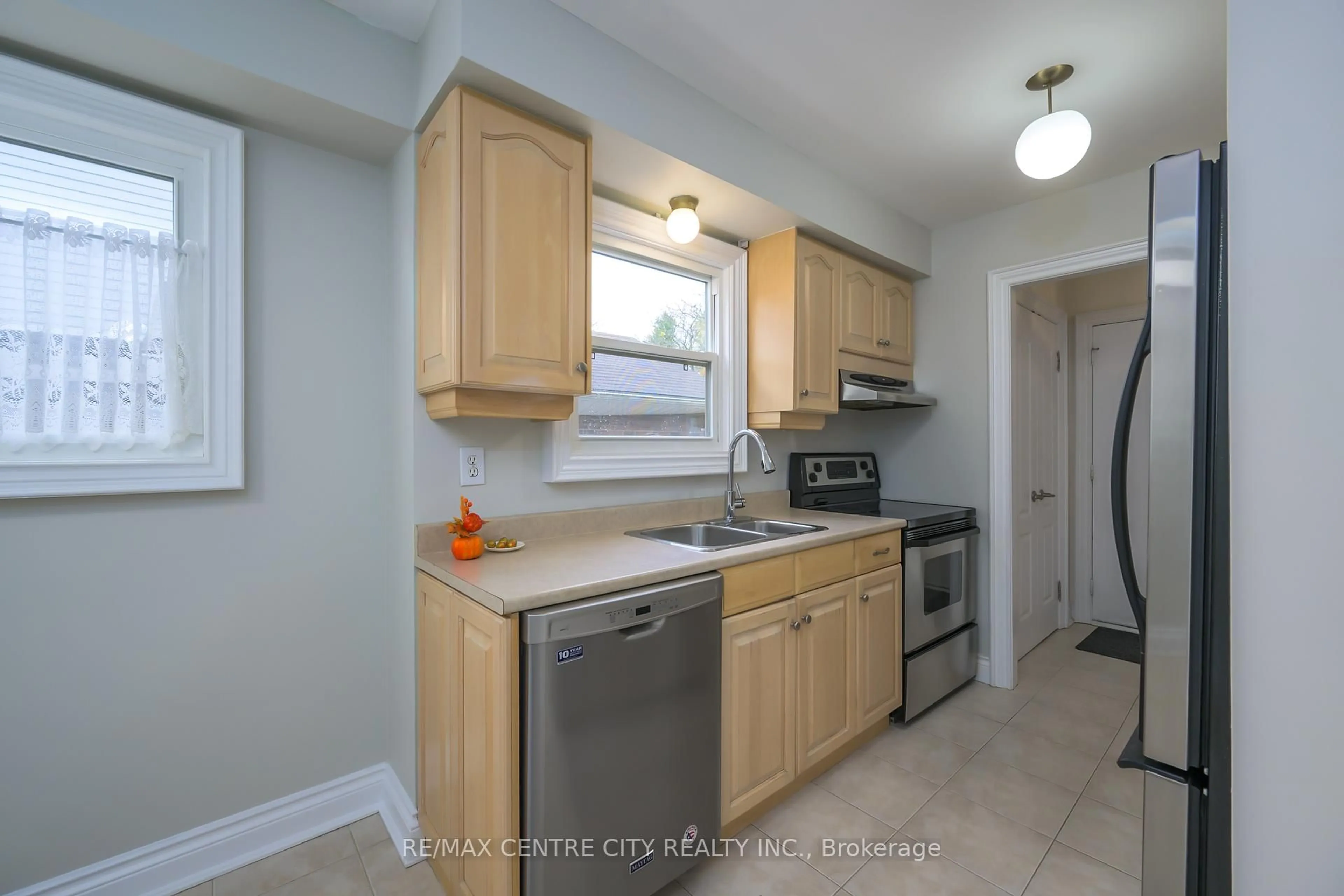 Standard kitchen, unknown for 231 Banbury Rd, London South Ontario N5Z 4M1