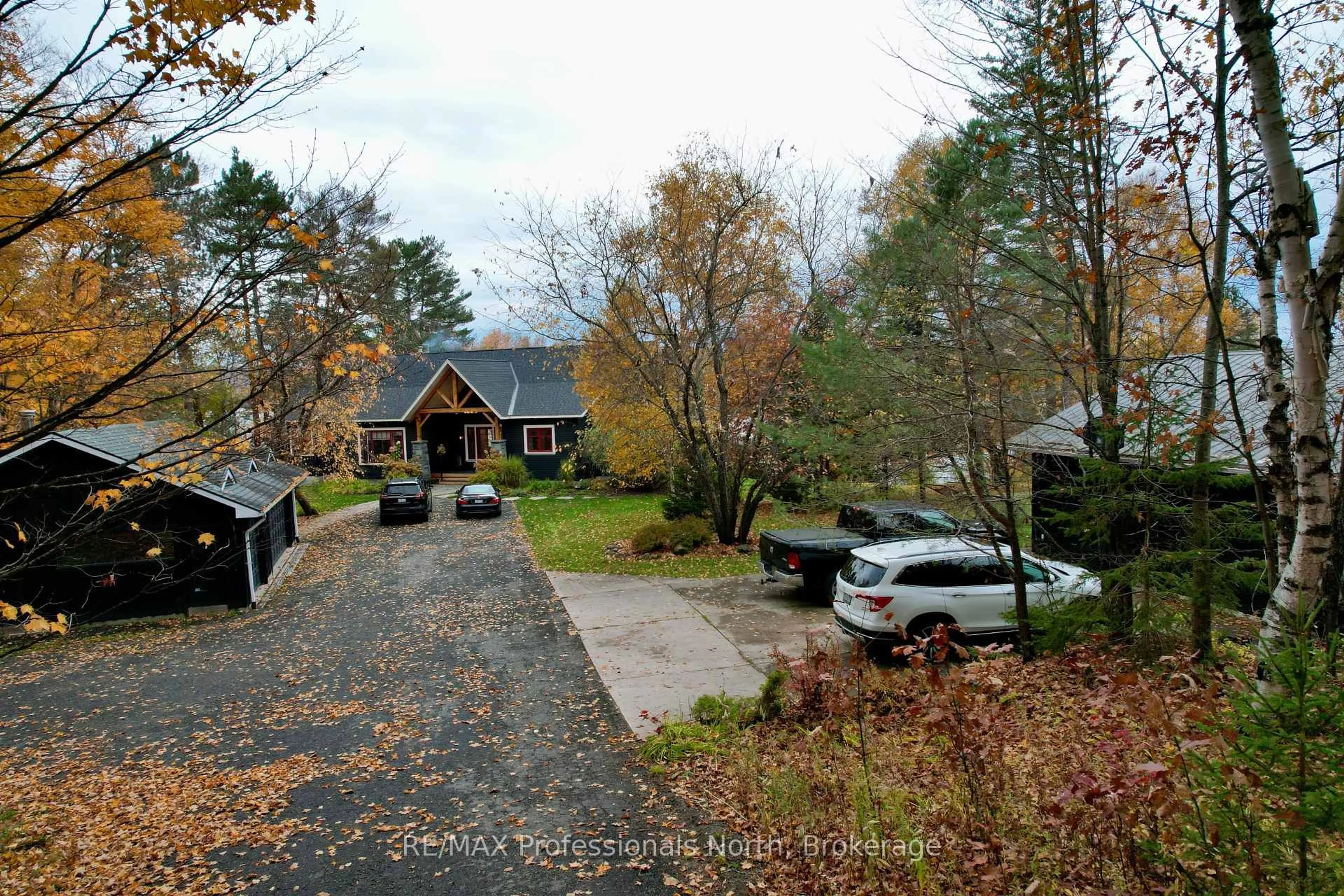 A pic from outside/outdoor area/front of a property/back of a property/a pic from drone, street for 11 Tipper Lane, Huntsville Ontario P1H 2J2