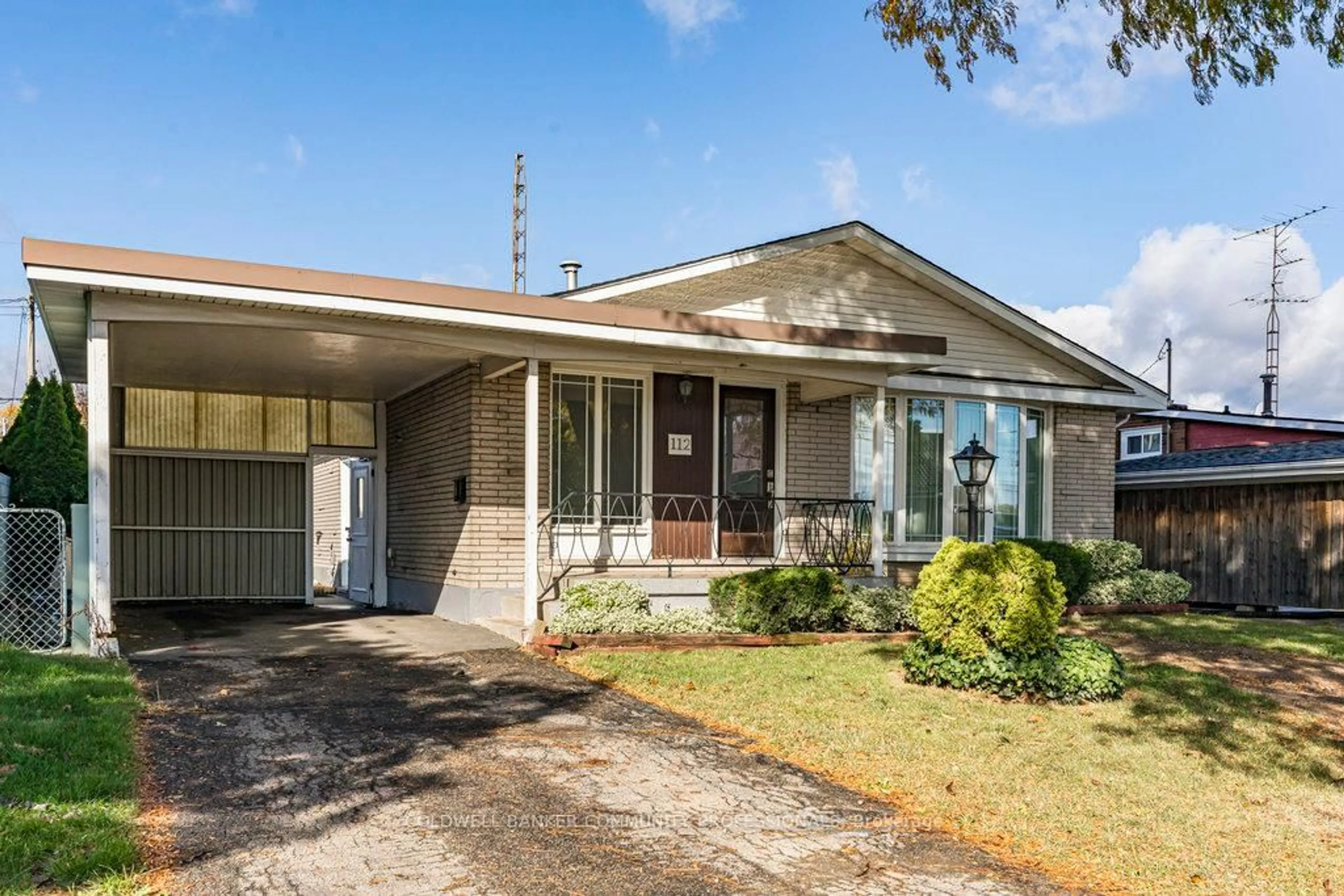 Home with vinyl exterior material, street for 112 Nash Rd, Hamilton Ontario L8K 4J7