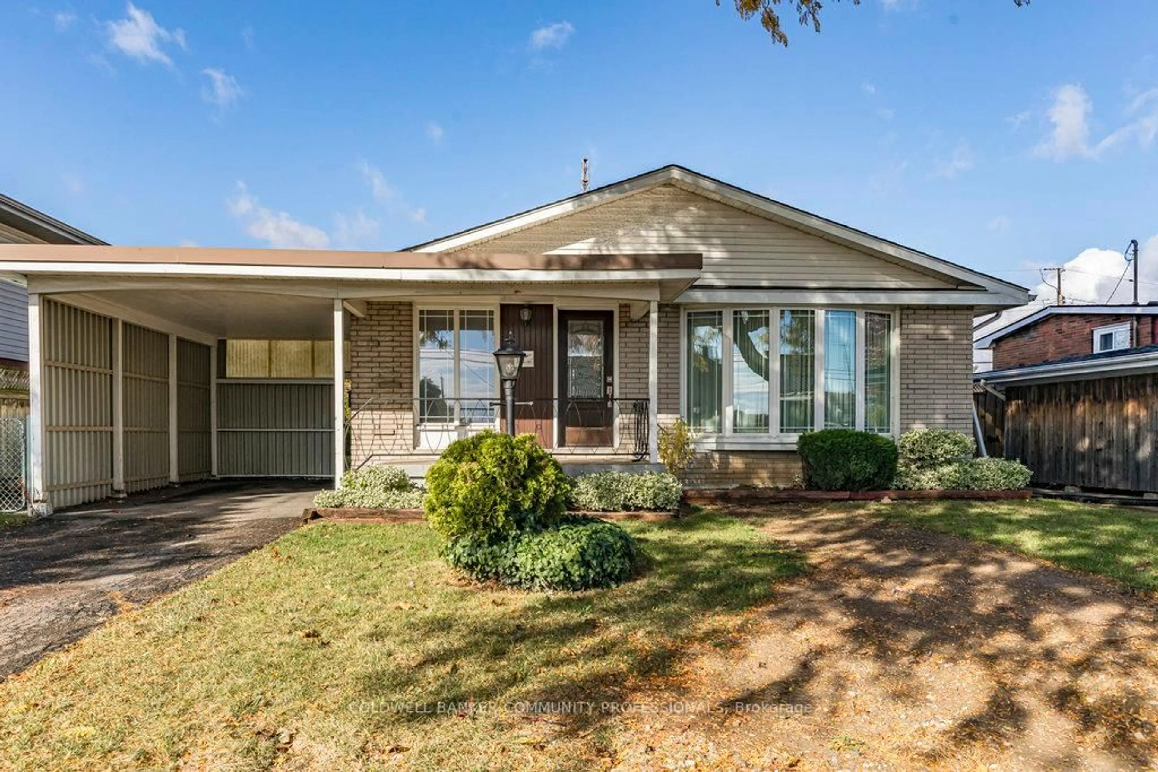 Home with vinyl exterior material, street for 112 Nash Rd, Hamilton Ontario L8K 4J7