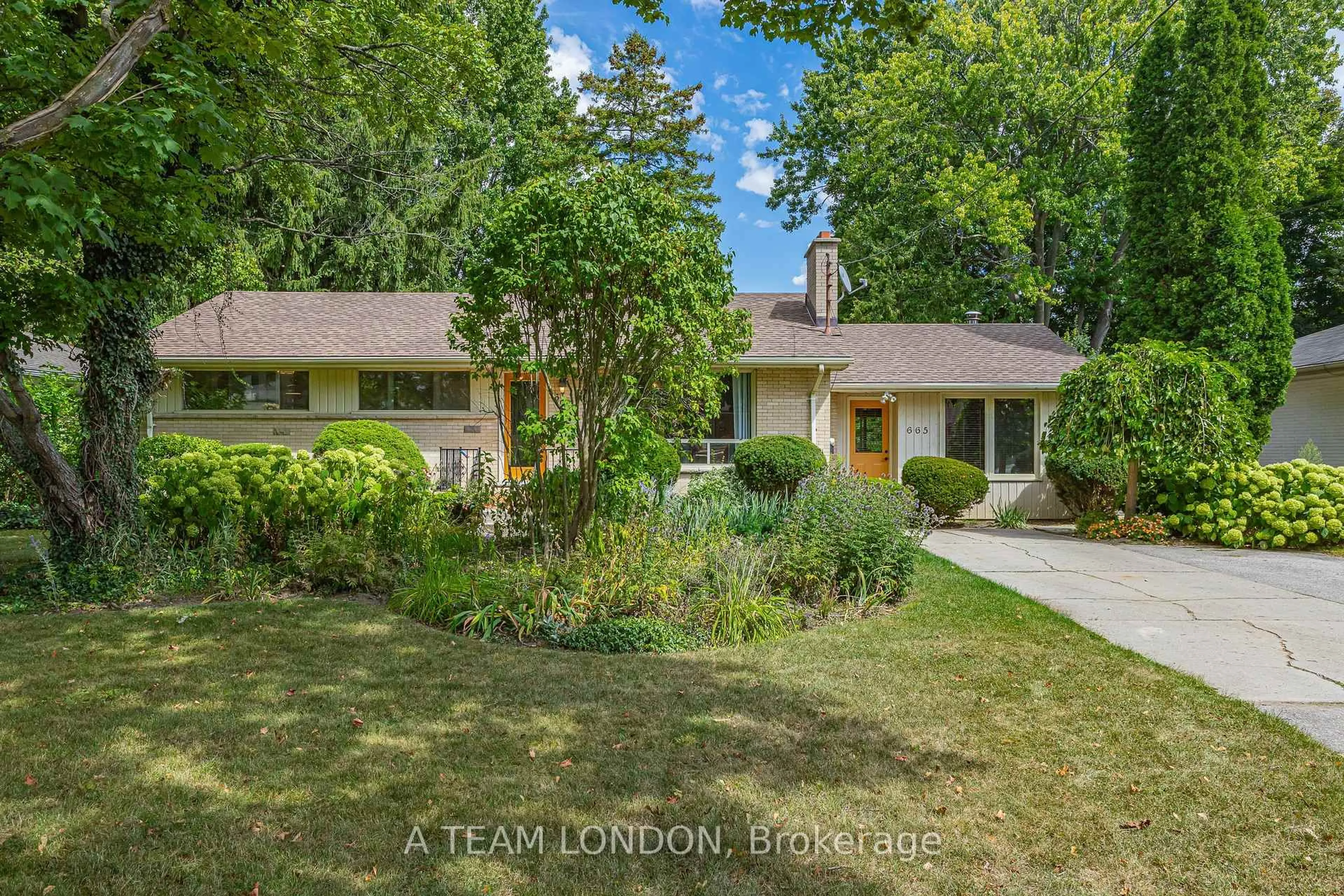 A pic from outside/outdoor area/front of a property/back of a property/a pic from drone, street for 665 Kildare Rd, London North Ontario N6H 3J1