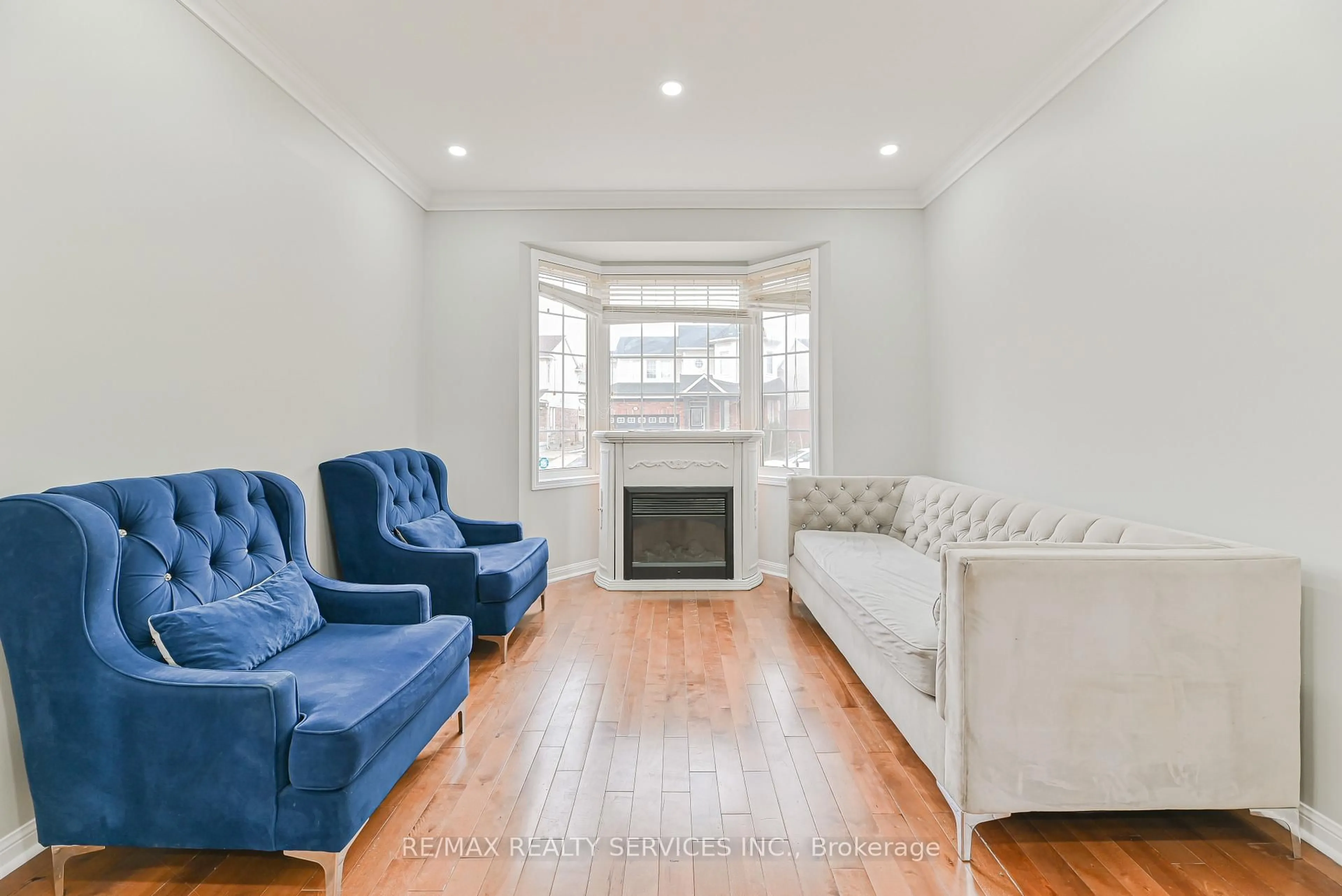Living room with furniture, unknown for 96 Brayshaw Dr, Cambridge Ontario N1T 2H5