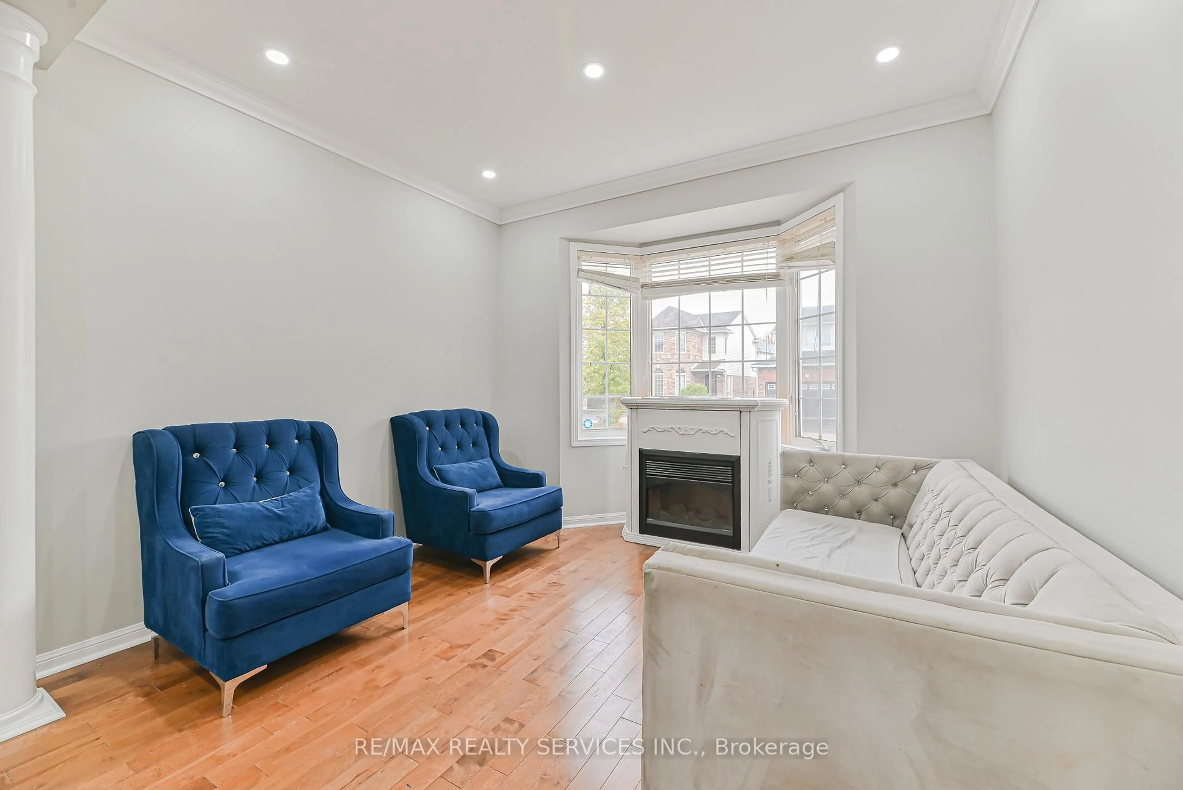 Living room with furniture, unknown for 96 Brayshaw Dr, Cambridge Ontario N1T 2H5