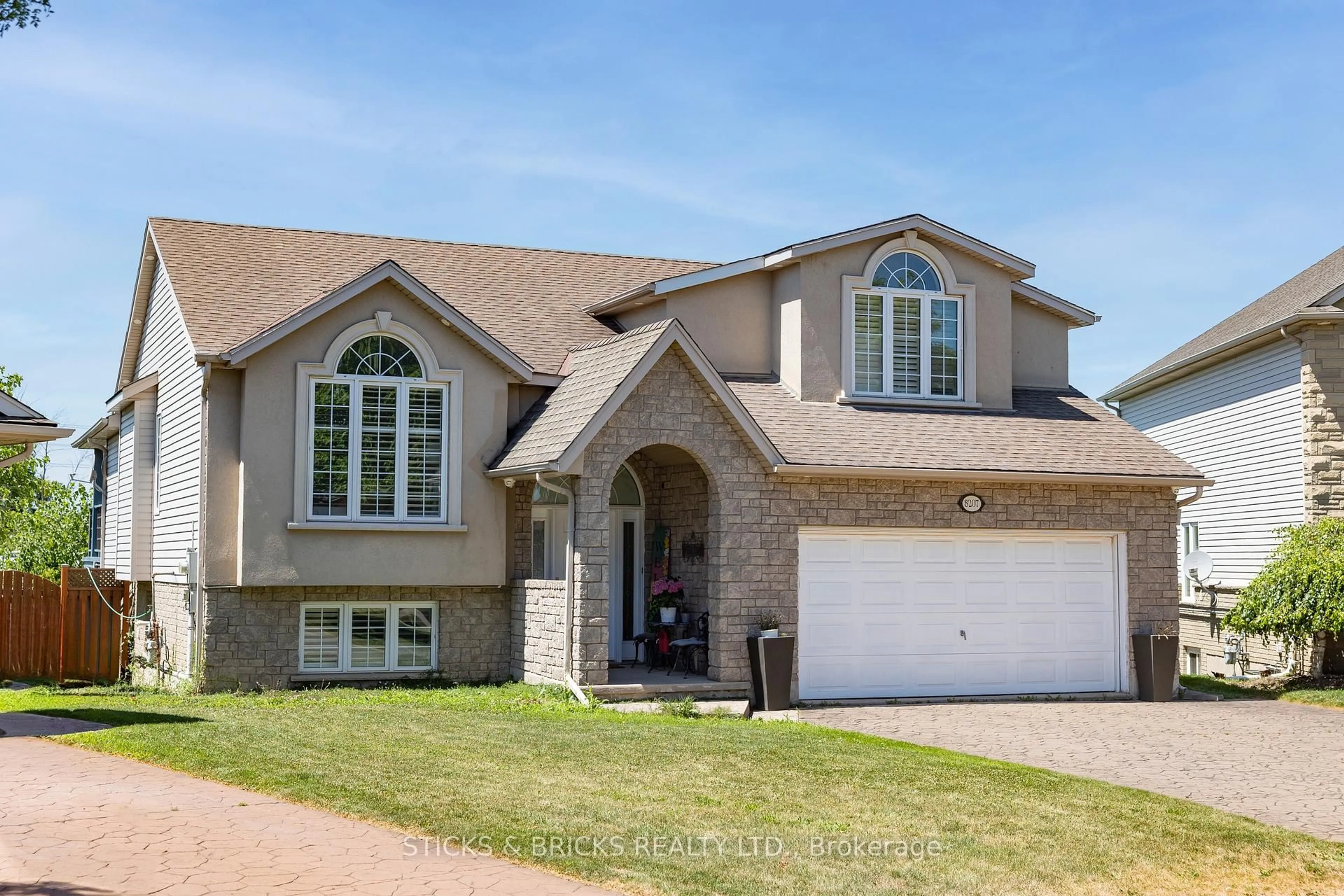 Home with vinyl exterior material, street for 8207 Beaver Glen Dr, Niagara Falls Ontario L2H 3K5