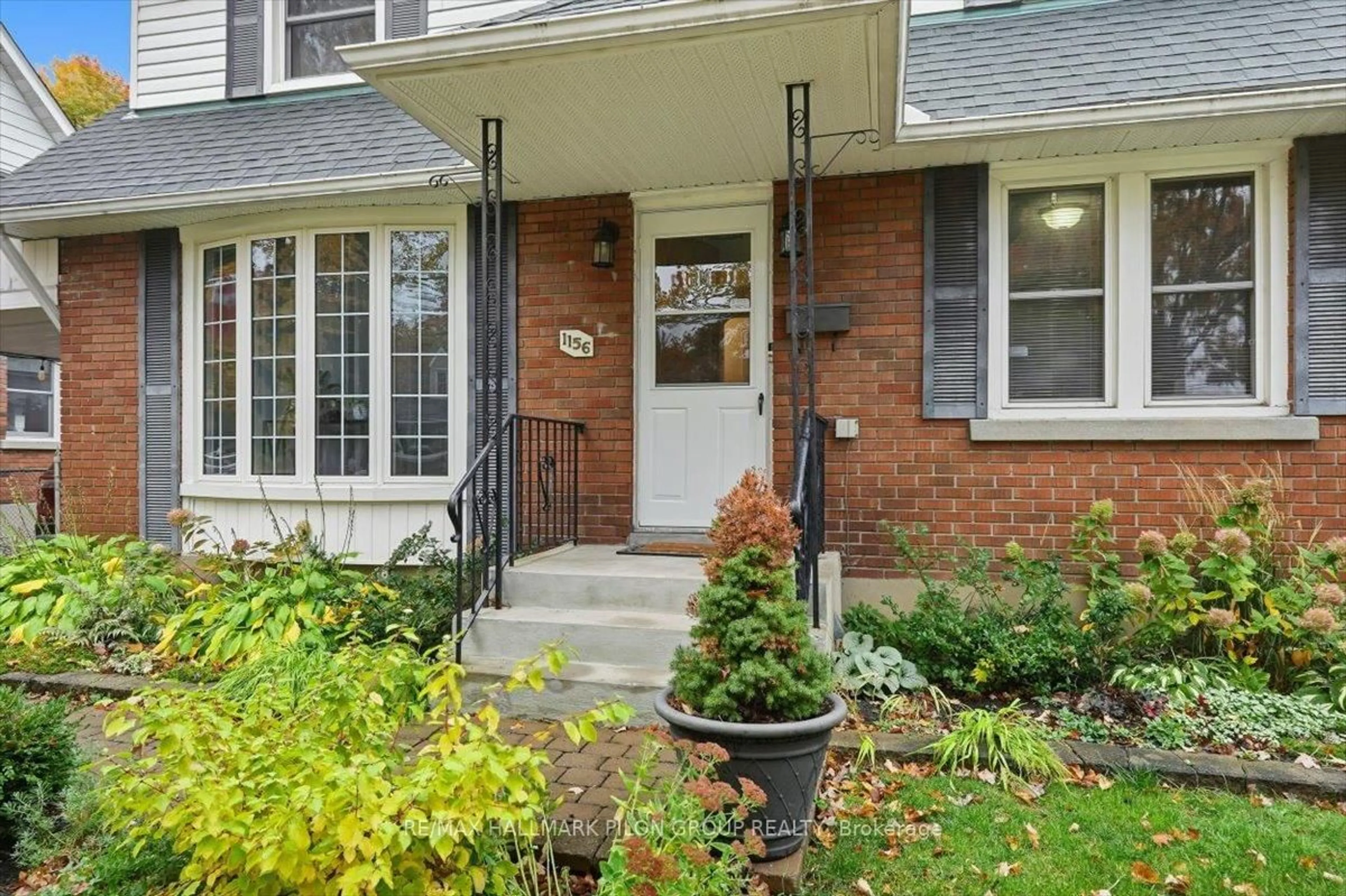 Home with brick exterior material, street for 1156 Emperor Ave, Ottawa Ontario K1Z 8C2