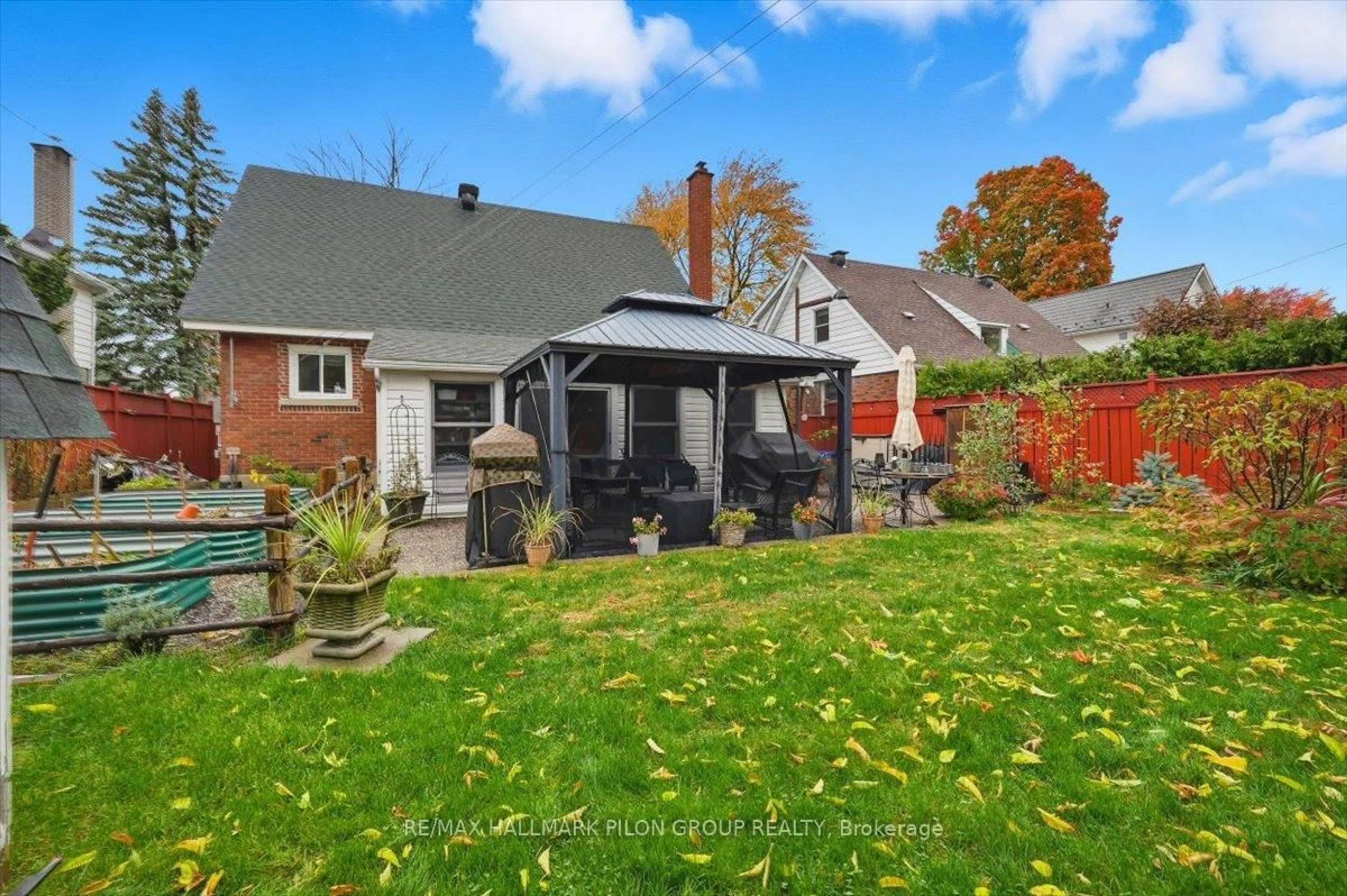Patio, street for 1156 Emperor Ave, Ottawa Ontario K1Z 8C2