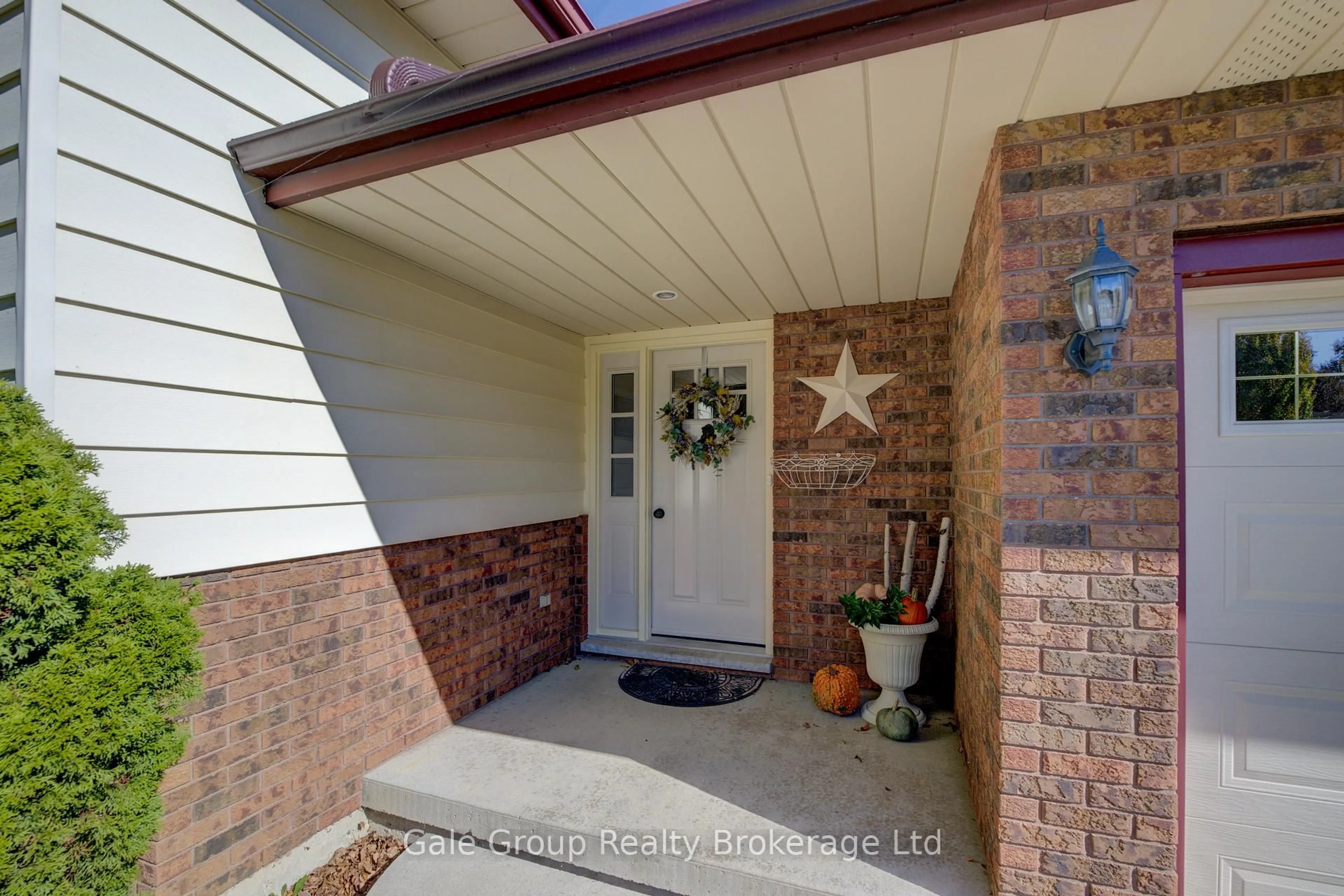 Indoor entryway for 456 Ojibway St, Woodstock Ontario N4T 1C5