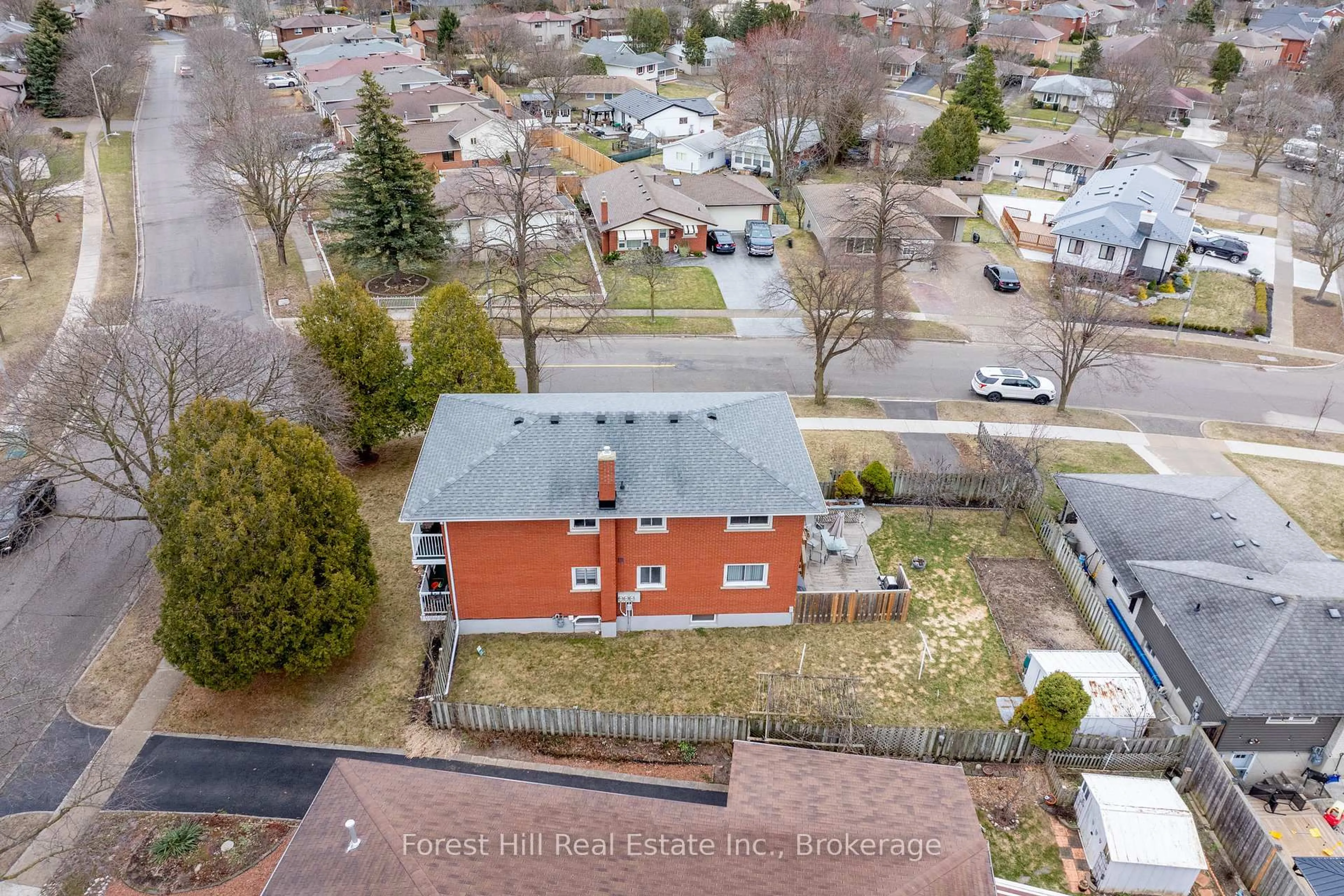 A pic from outside/outdoor area/front of a property/back of a property/a pic from drone, unknown for 35 Shaftsbury Dr, Kitchener Ontario N2A 1N4