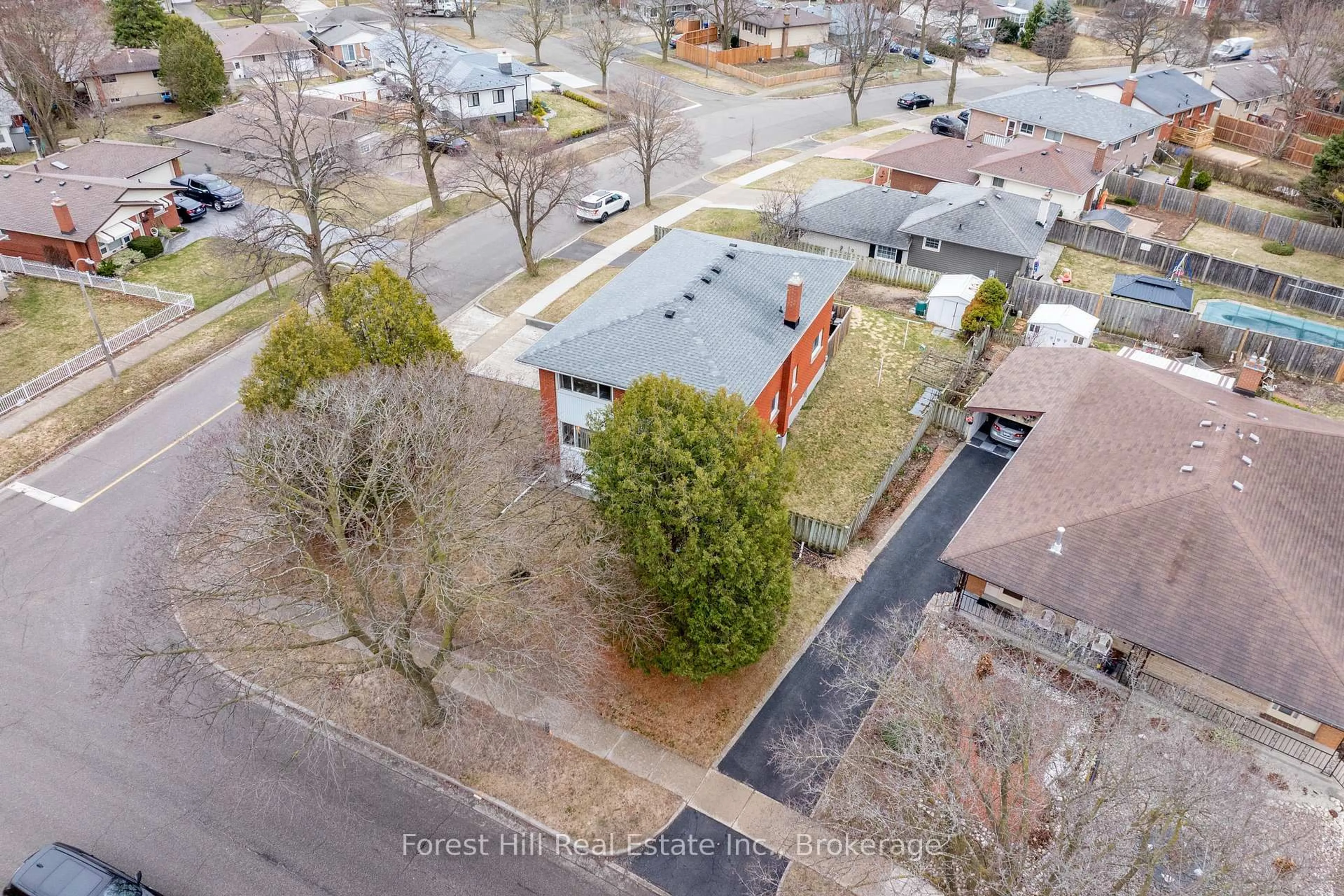A pic from outside/outdoor area/front of a property/back of a property/a pic from drone, street for 35 Shaftsbury Dr, Kitchener Ontario N2A 1N4