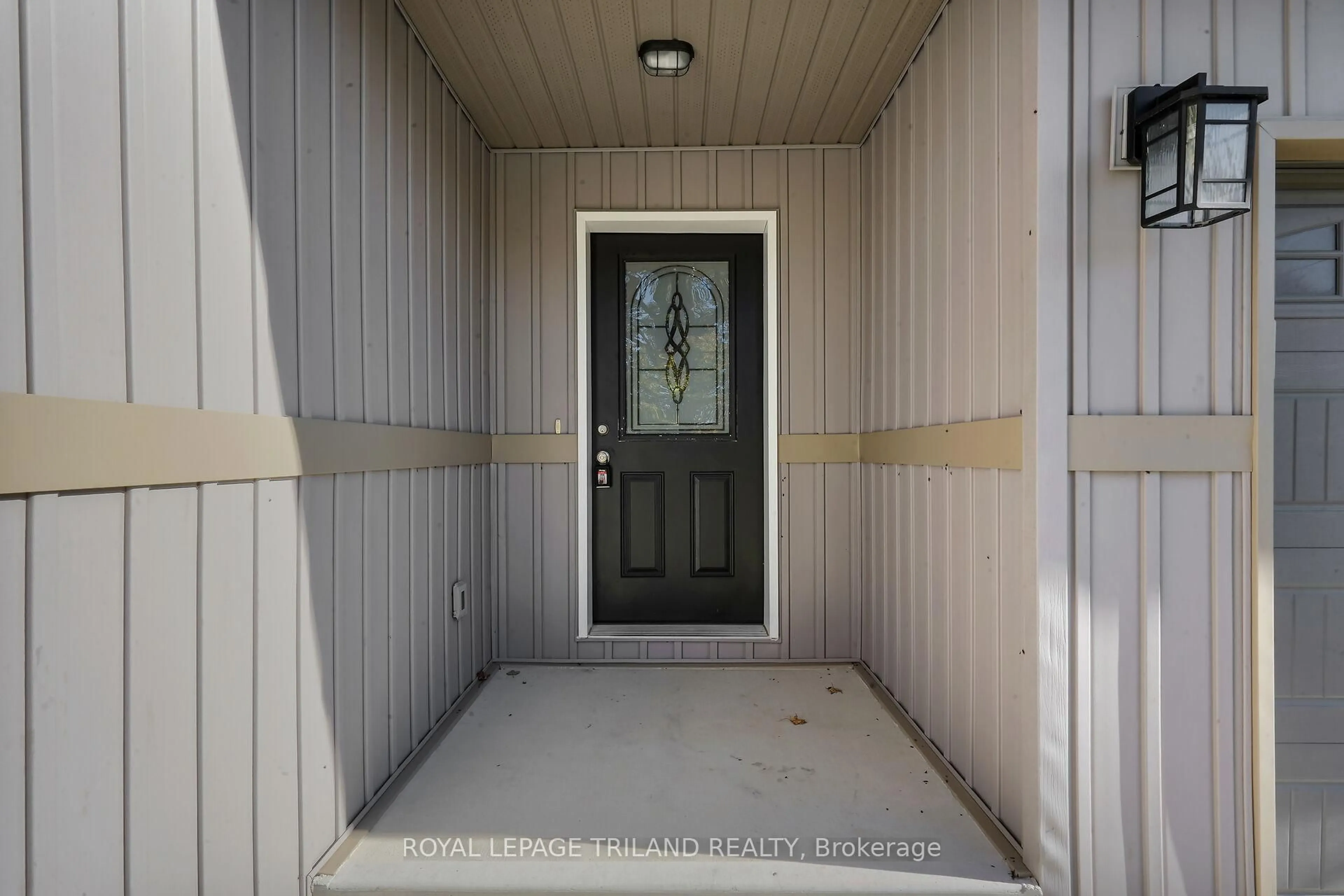 Indoor entryway for 280 PETER St, Chatham-Kent Ontario N0P 1C0