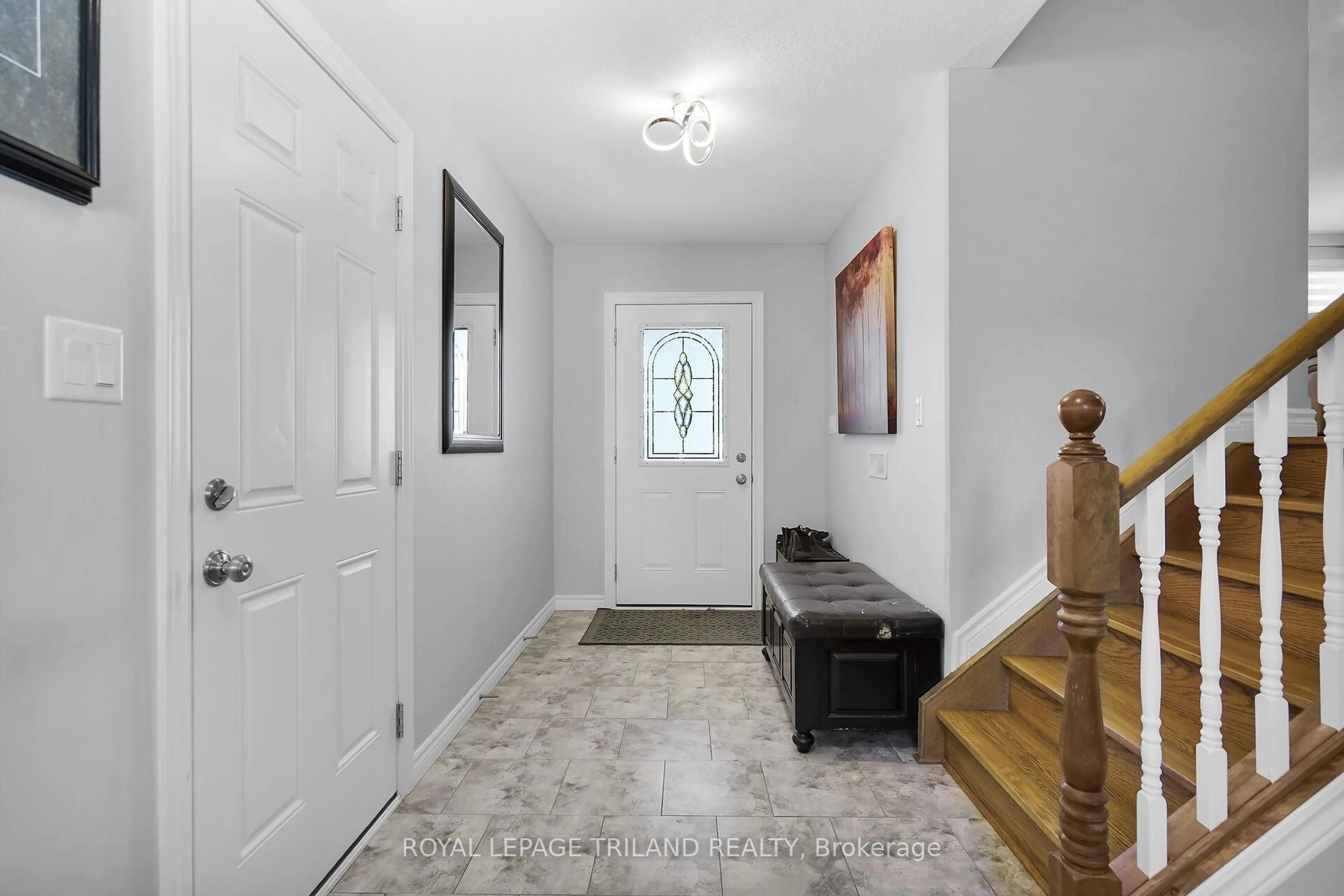 Indoor entryway for 280 PETER St, Chatham-Kent Ontario N0P 1C0