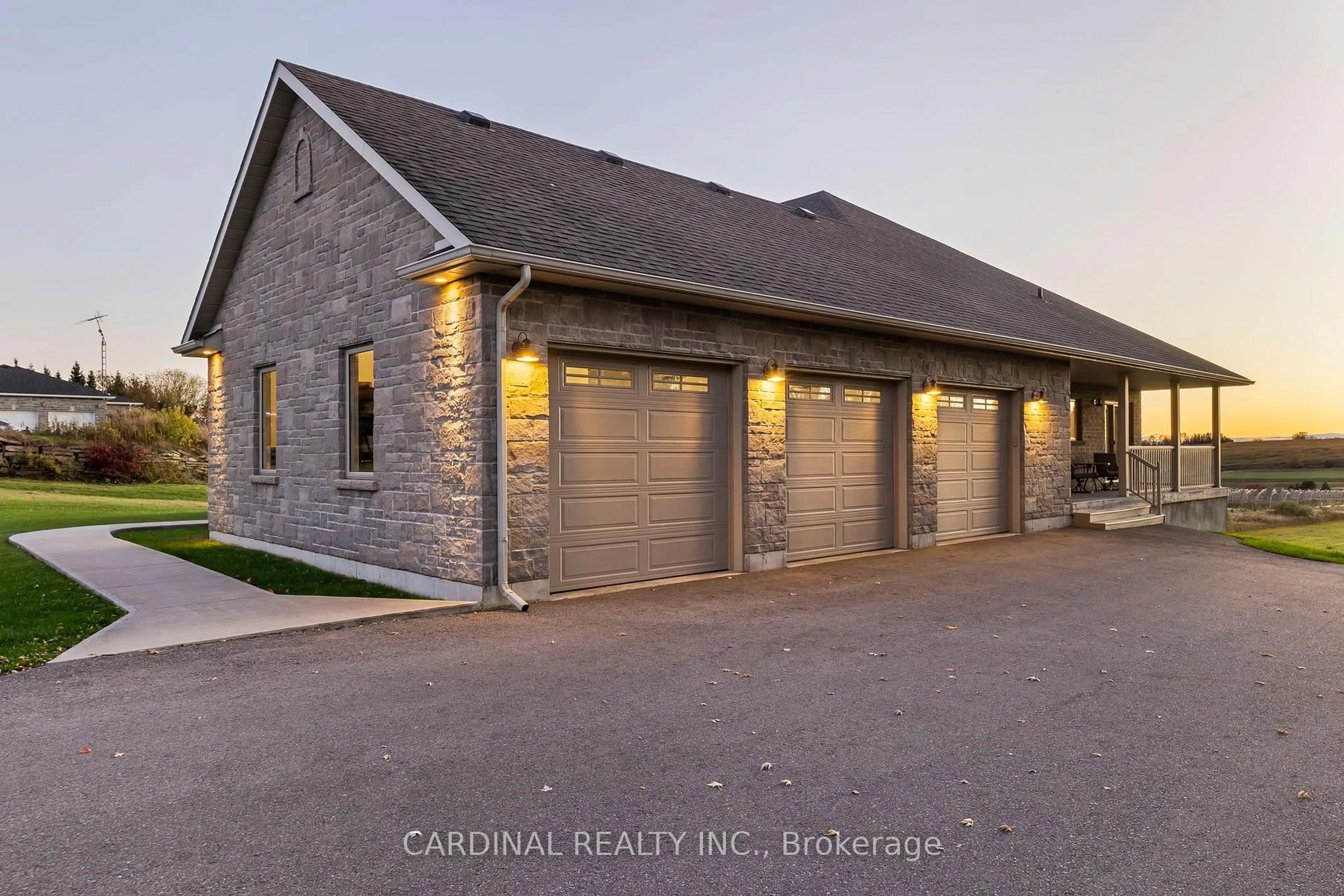 Indoor garage for 2950 Williamson Rd, Hamilton Township Ontario K9A 4J7