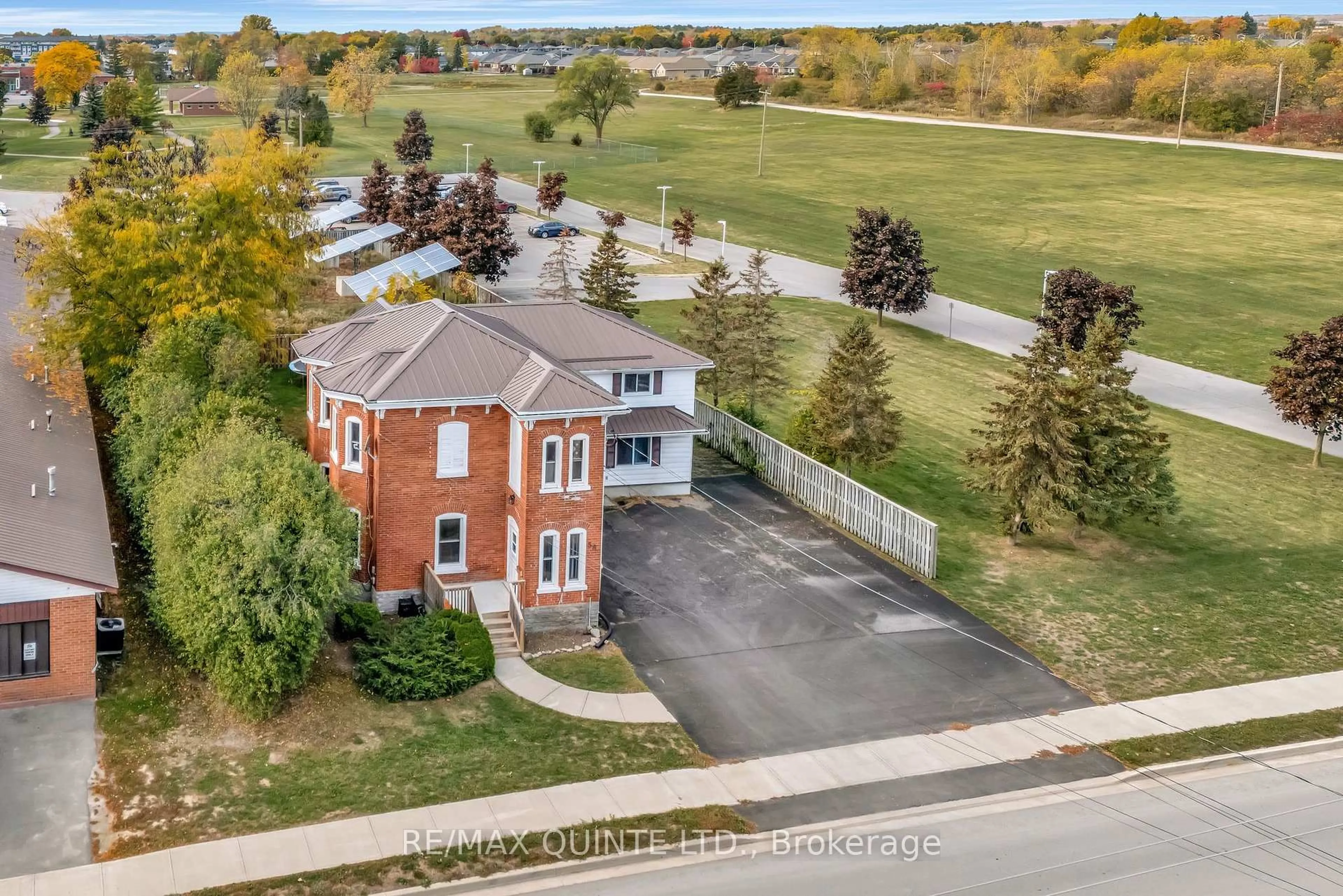 A pic from outside/outdoor area/front of a property/back of a property/a pic from drone, street for 58 Avondale Rd, Belleville Ontario K8P 4G3
