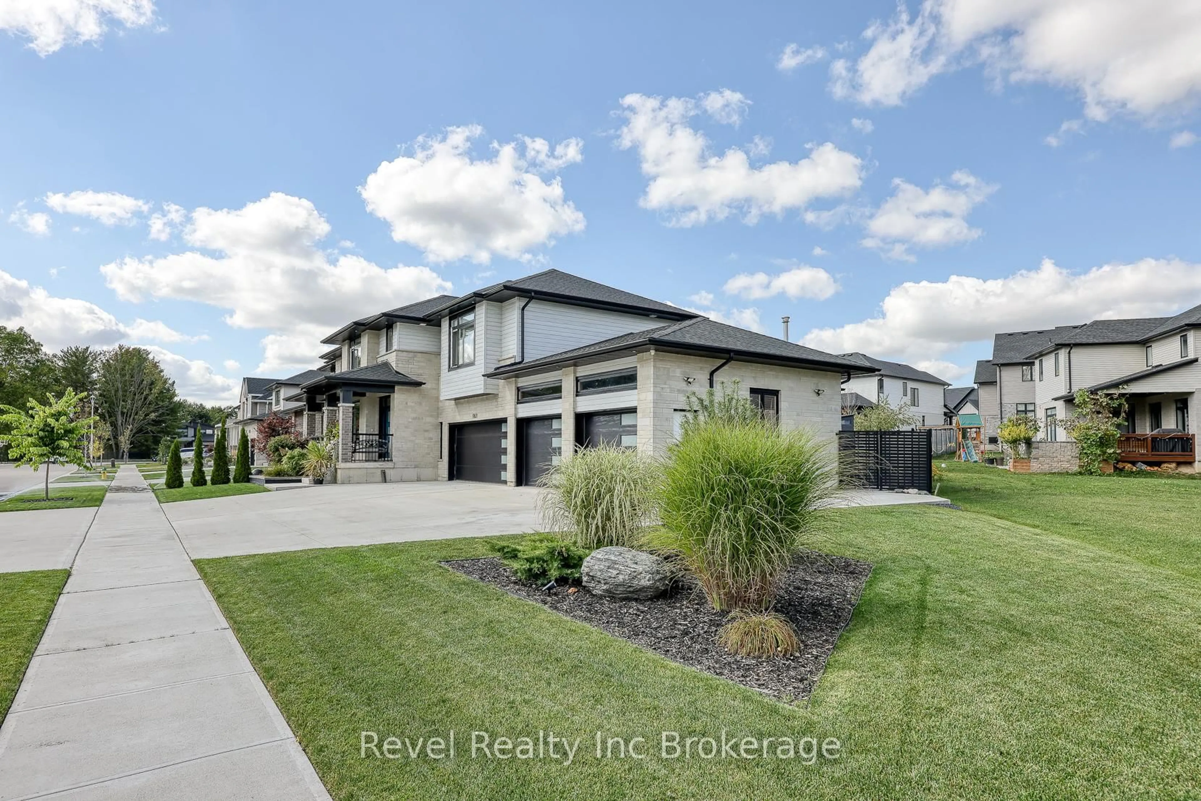 A pic from outside/outdoor area/front of a property/back of a property/a pic from drone, street for 176 Tamarack Blvd, Woodstock Ontario N4S 0E2