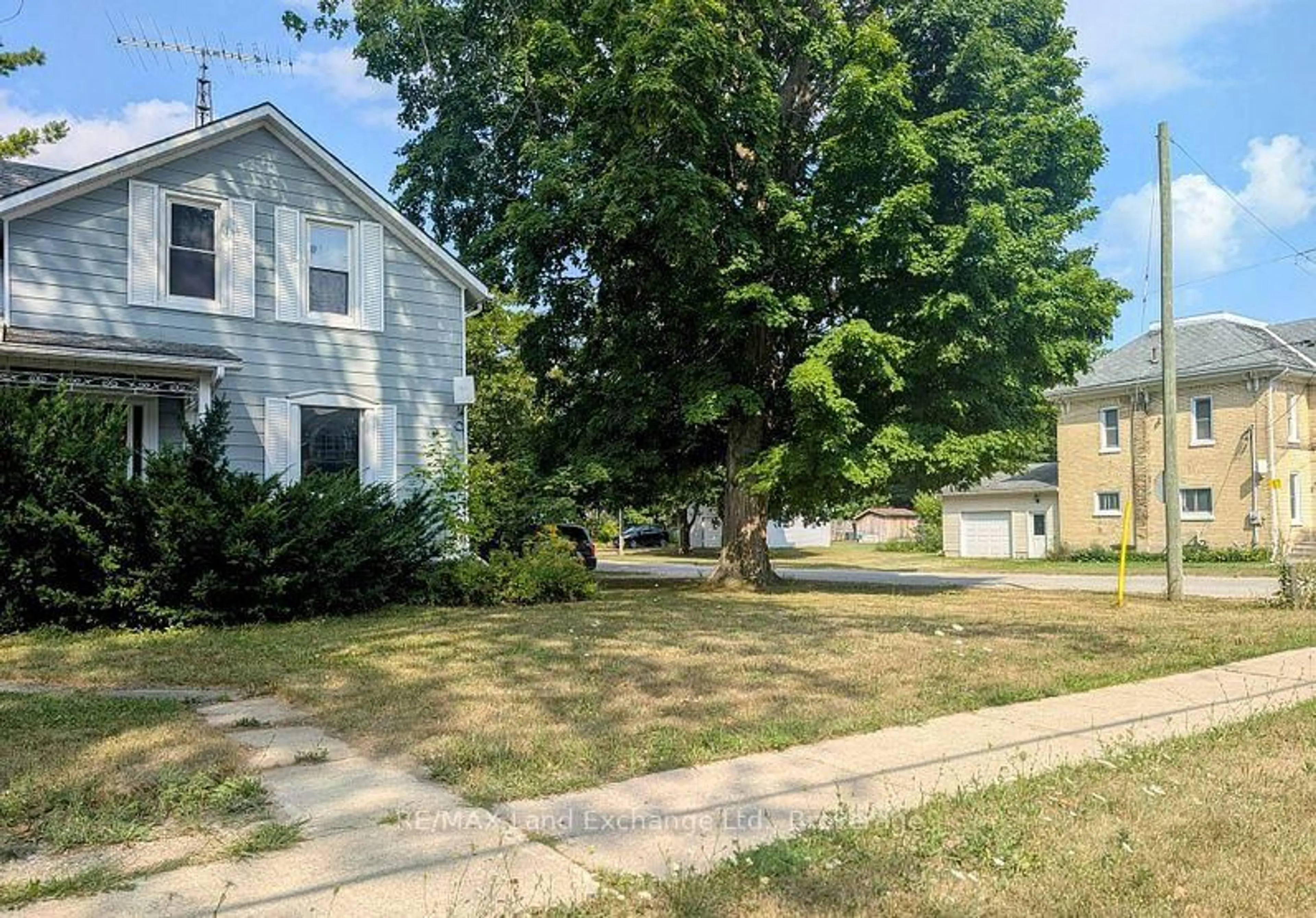 A pic from outside/outdoor area/front of a property/back of a property/a pic from drone, street for 431 Coombs St, North Huron Ontario N0M 1H0