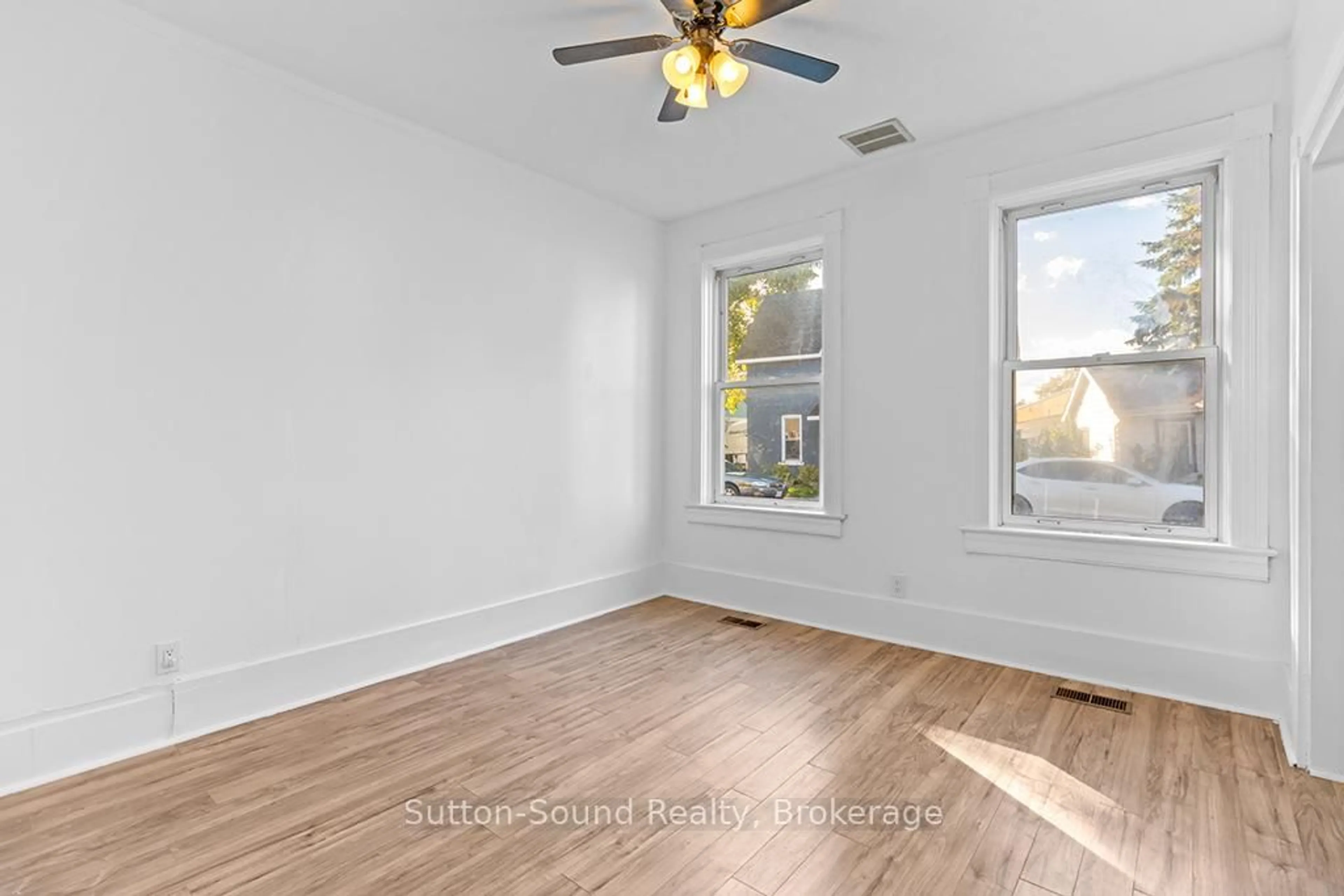 A pic of a room for 158 13th St, Owen Sound Ontario N4K 3W4