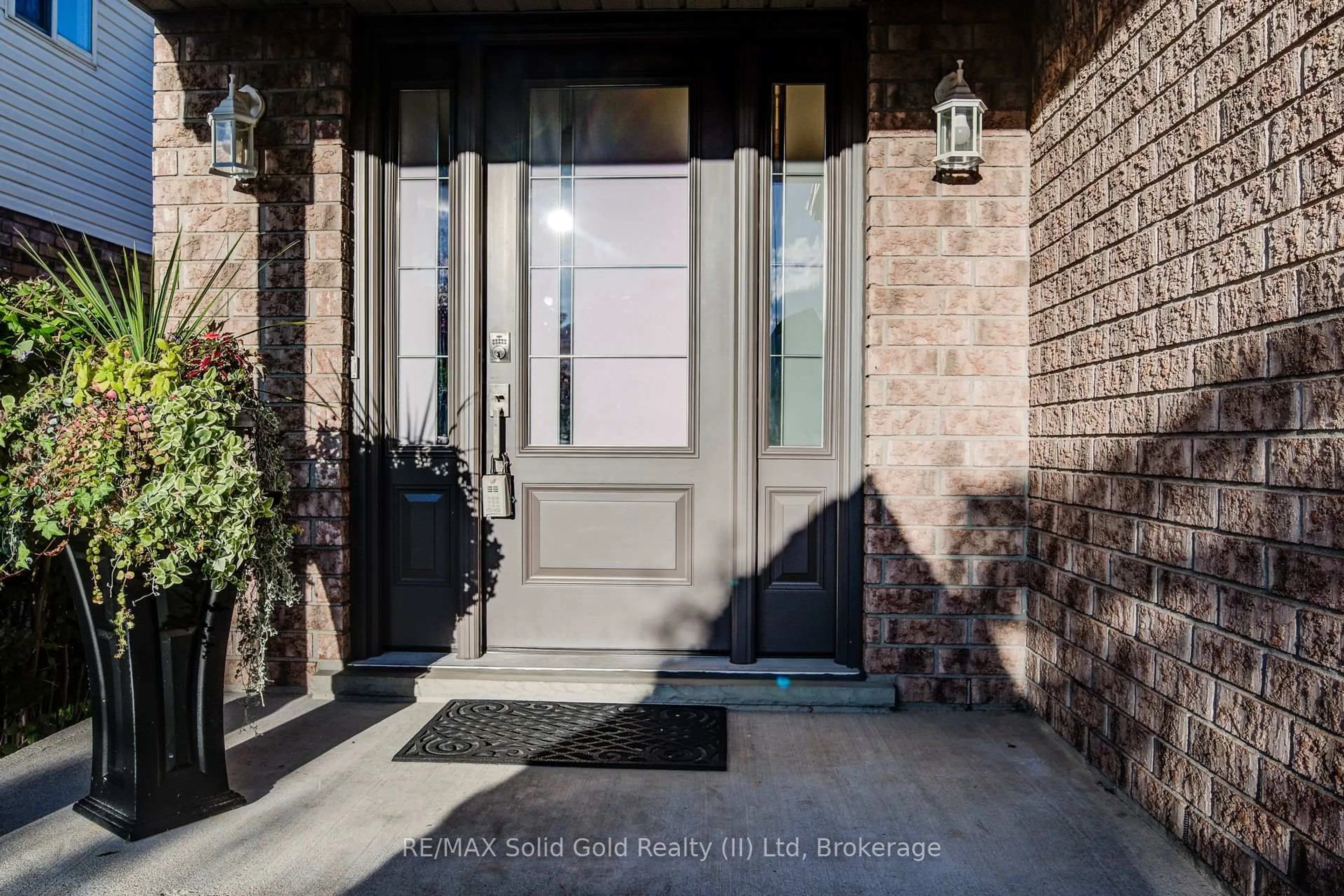 Indoor entryway for 528 Chesapeake Cres, Waterloo Ontario N2K 4G1