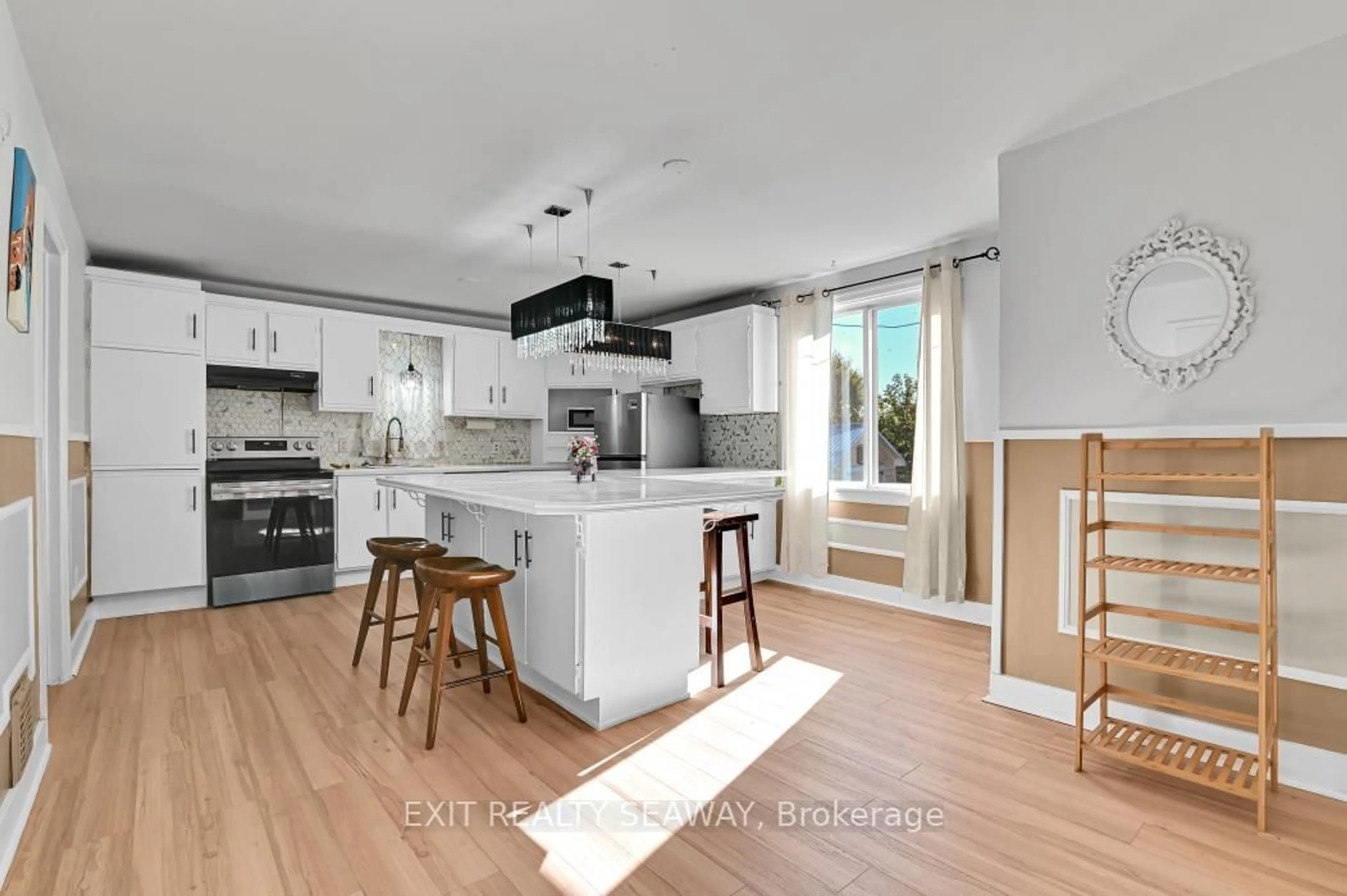 Open concept kitchen, unknown for 1315 Cumberland St, Cornwall Ontario K6J 4K8