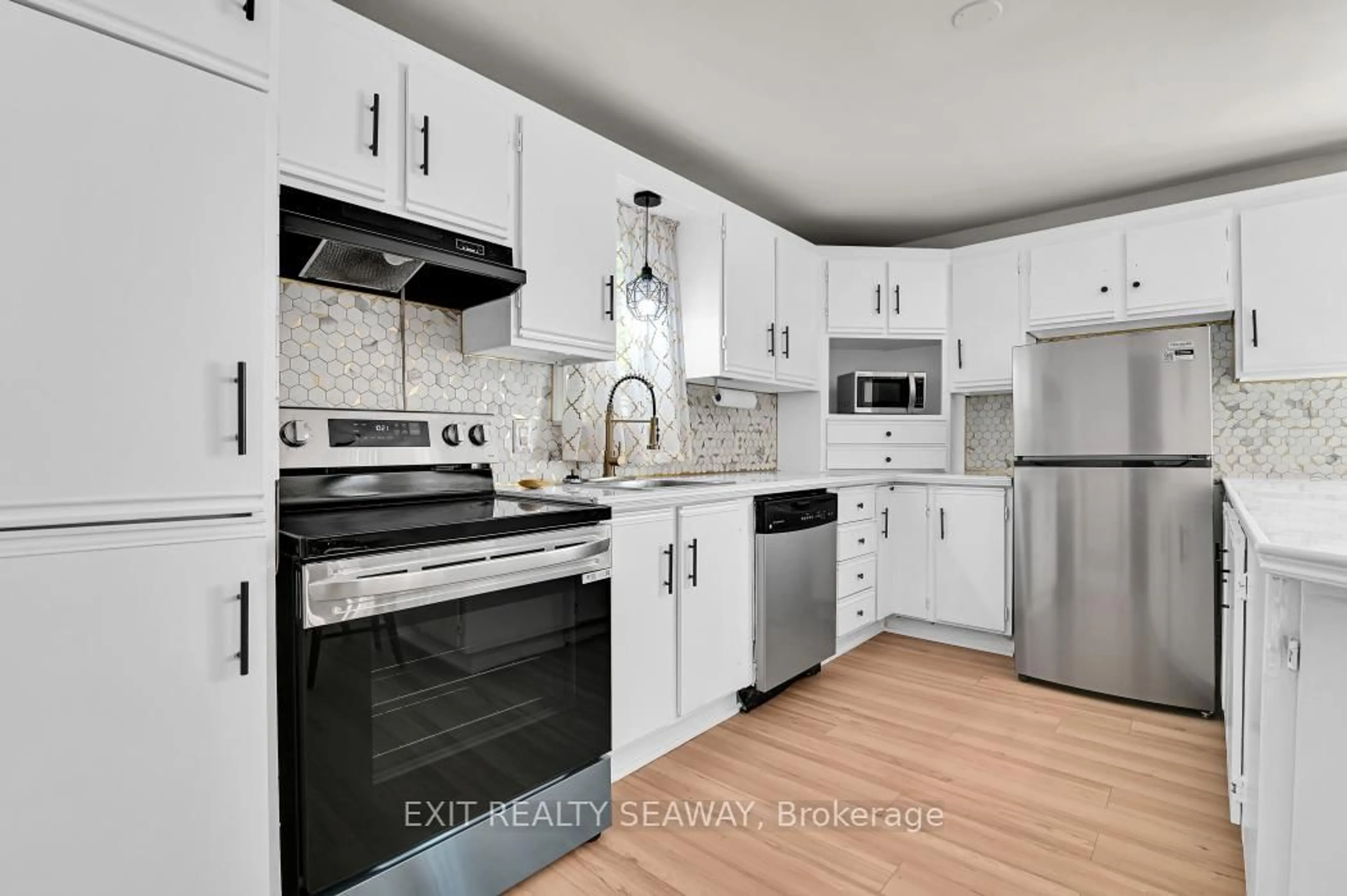Standard kitchen, unknown for 1315 Cumberland St, Cornwall Ontario K6J 4K8