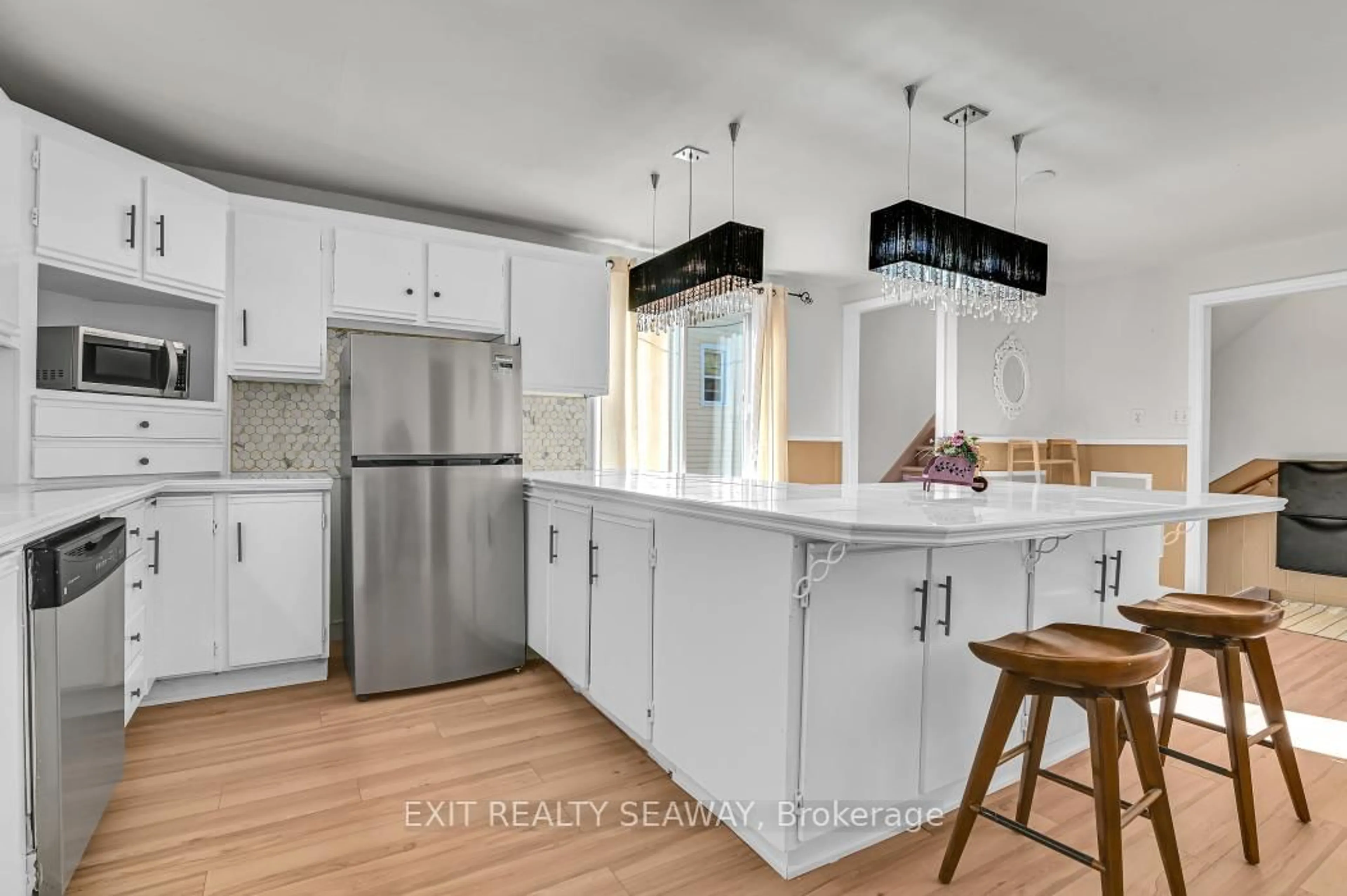 Open concept kitchen, unknown for 1315 Cumberland St, Cornwall Ontario K6J 4K8