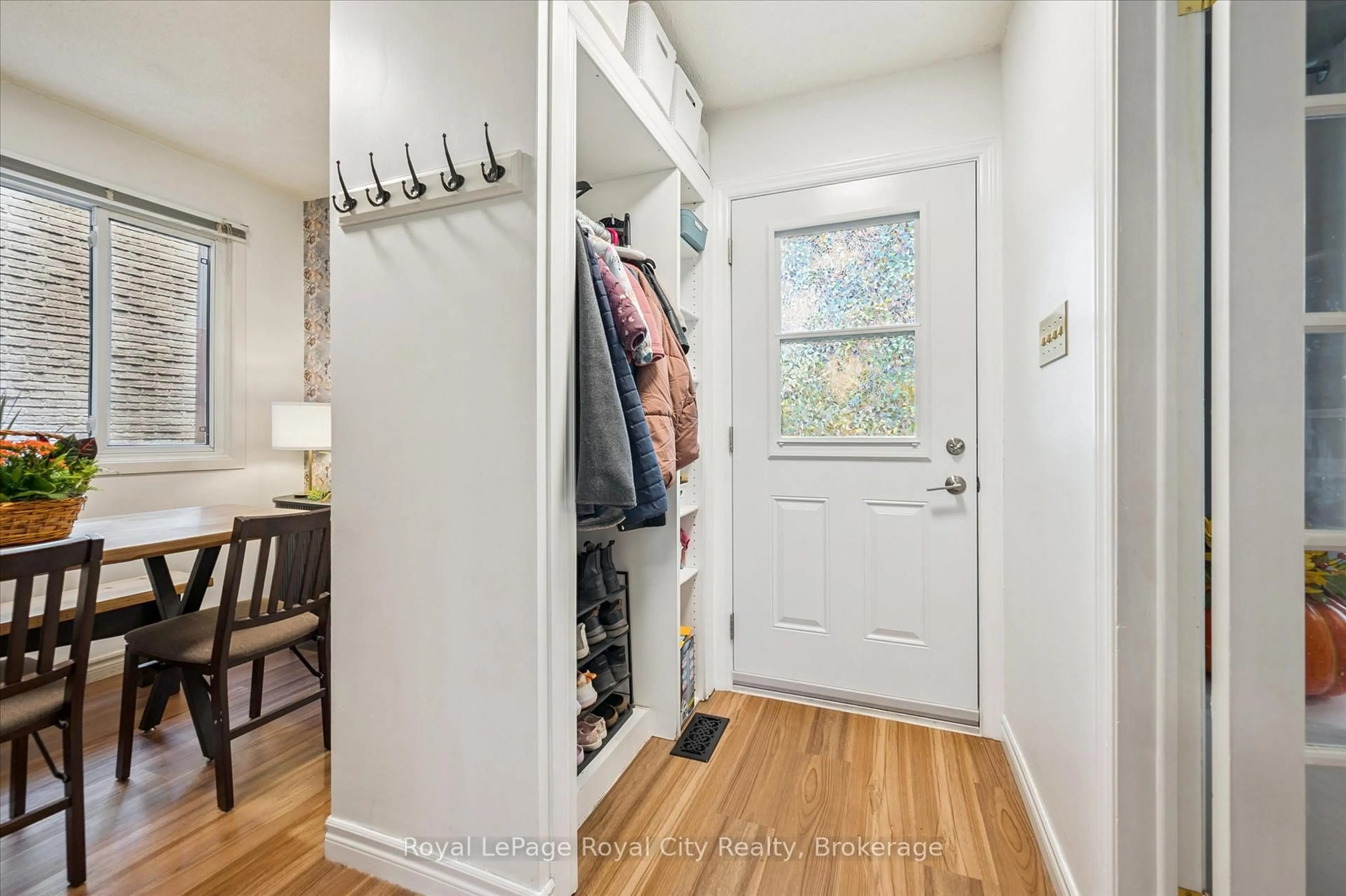 Indoor entryway for 406 Scottsdale Dr, Guelph Ontario N1G 2Z8