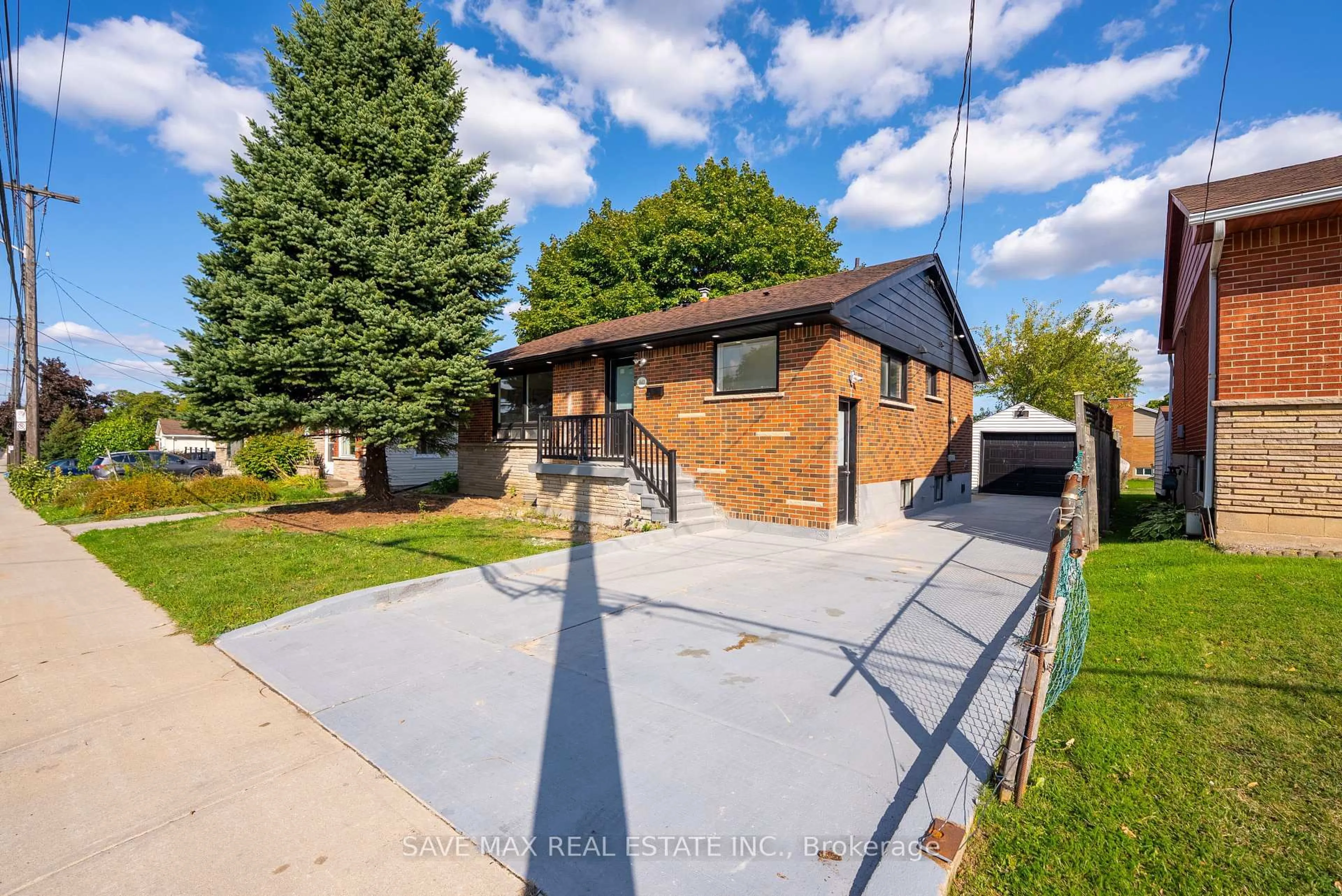 A pic from outside/outdoor area/front of a property/back of a property/a pic from drone, street for 441 West 5th St, Hamilton Ontario L9C 3P5