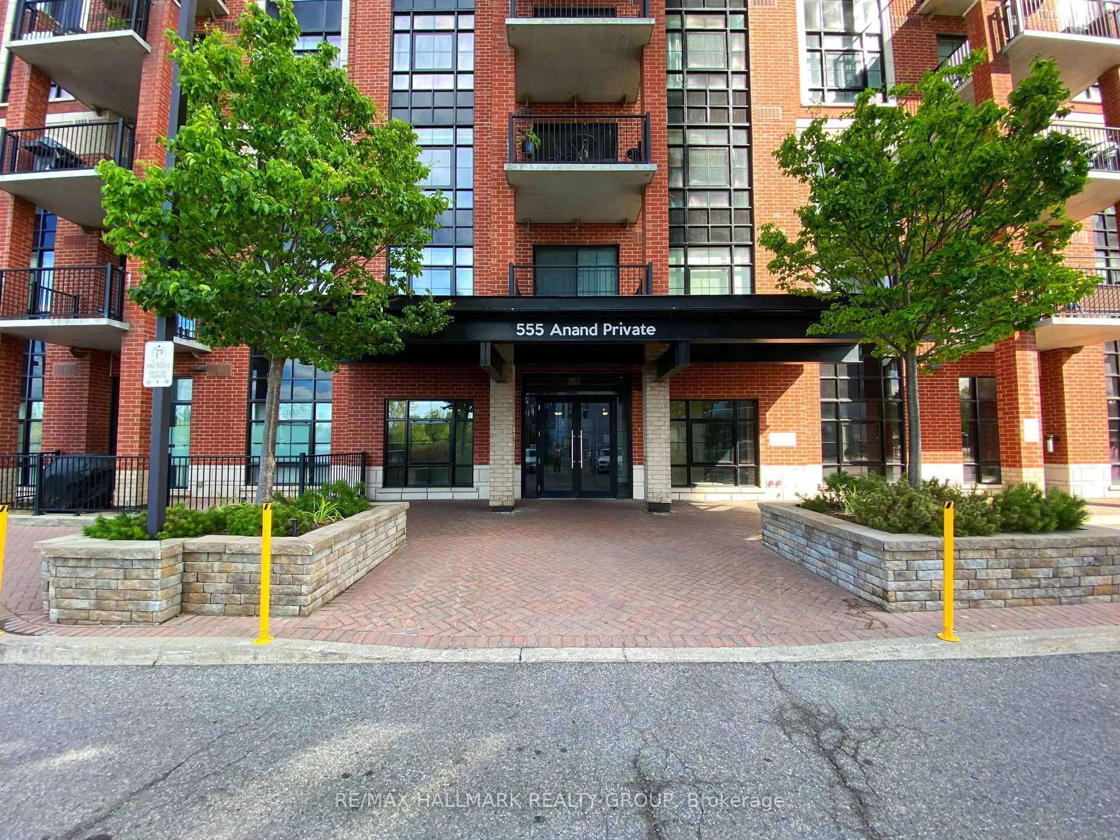 Indoor foyer for 555 Anand Private #208, Ottawa Ontario K1V 2R7