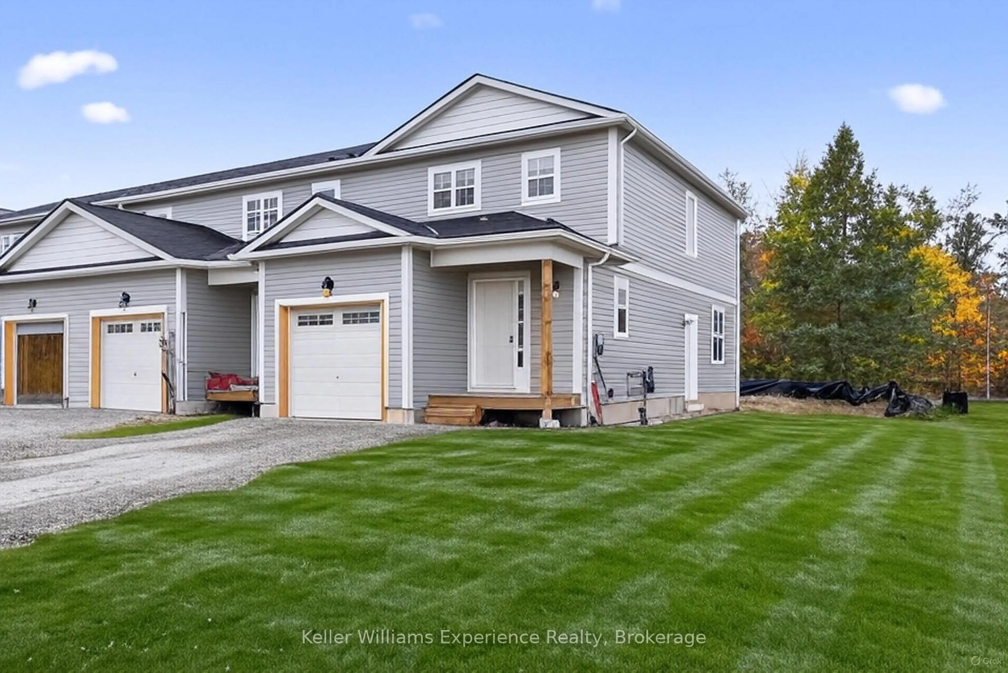 Home with vinyl exterior material, street for 24 McConnell Cres, Bracebridge Ontario P1L 0N7