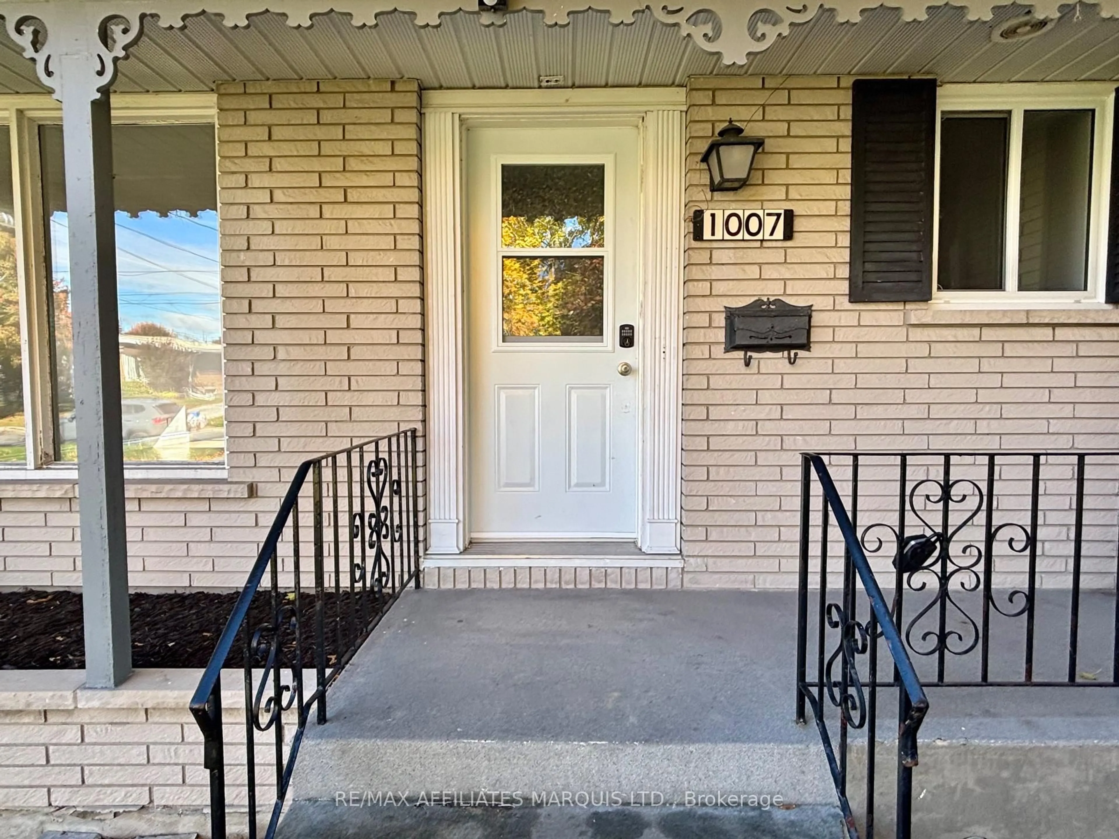 Indoor entryway for 1007 Lasalle Rd, Cornwall Ontario K6H 2W2