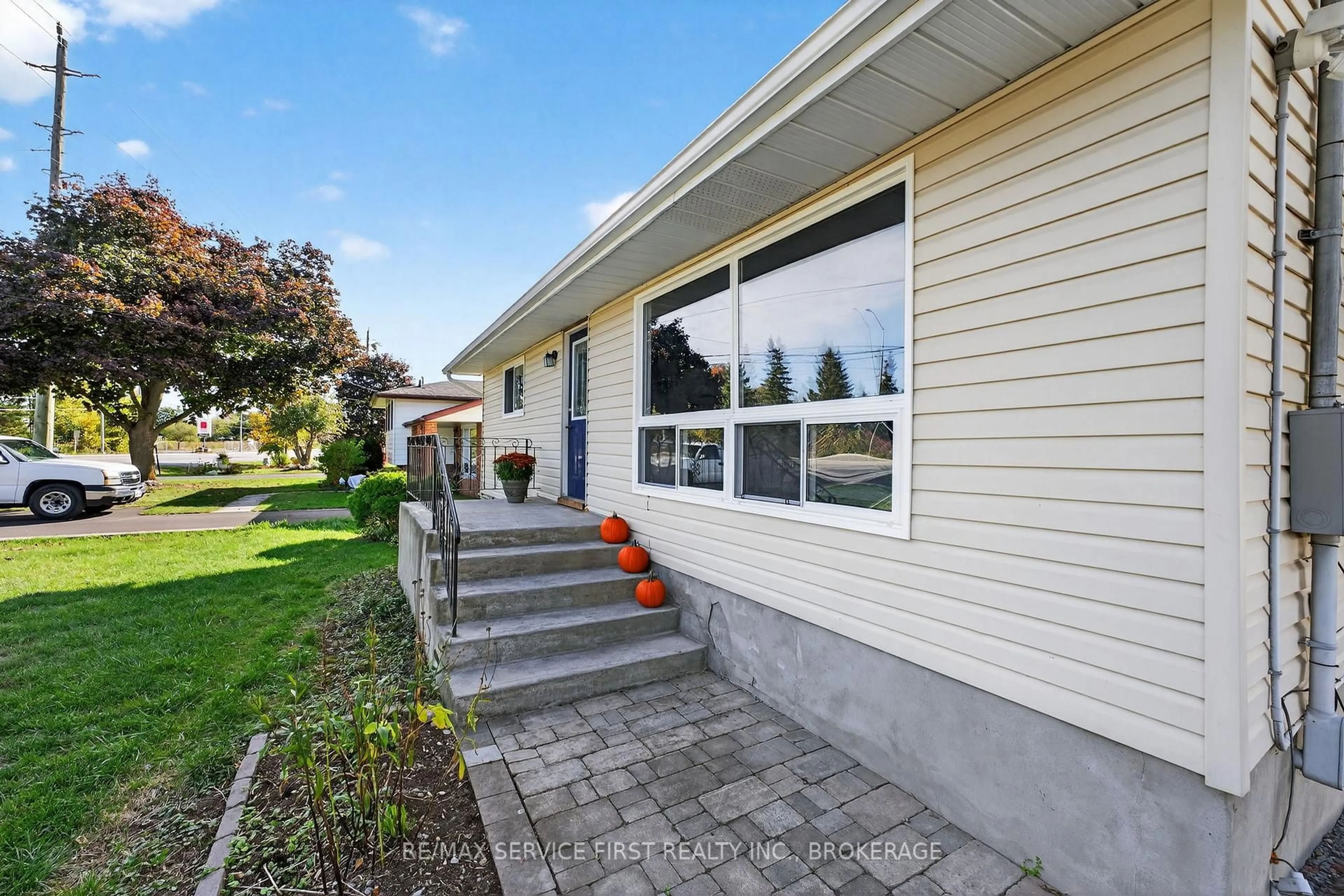 Home with vinyl exterior material, street for 3007 Princess St, Kingston Ontario K7L 4V2