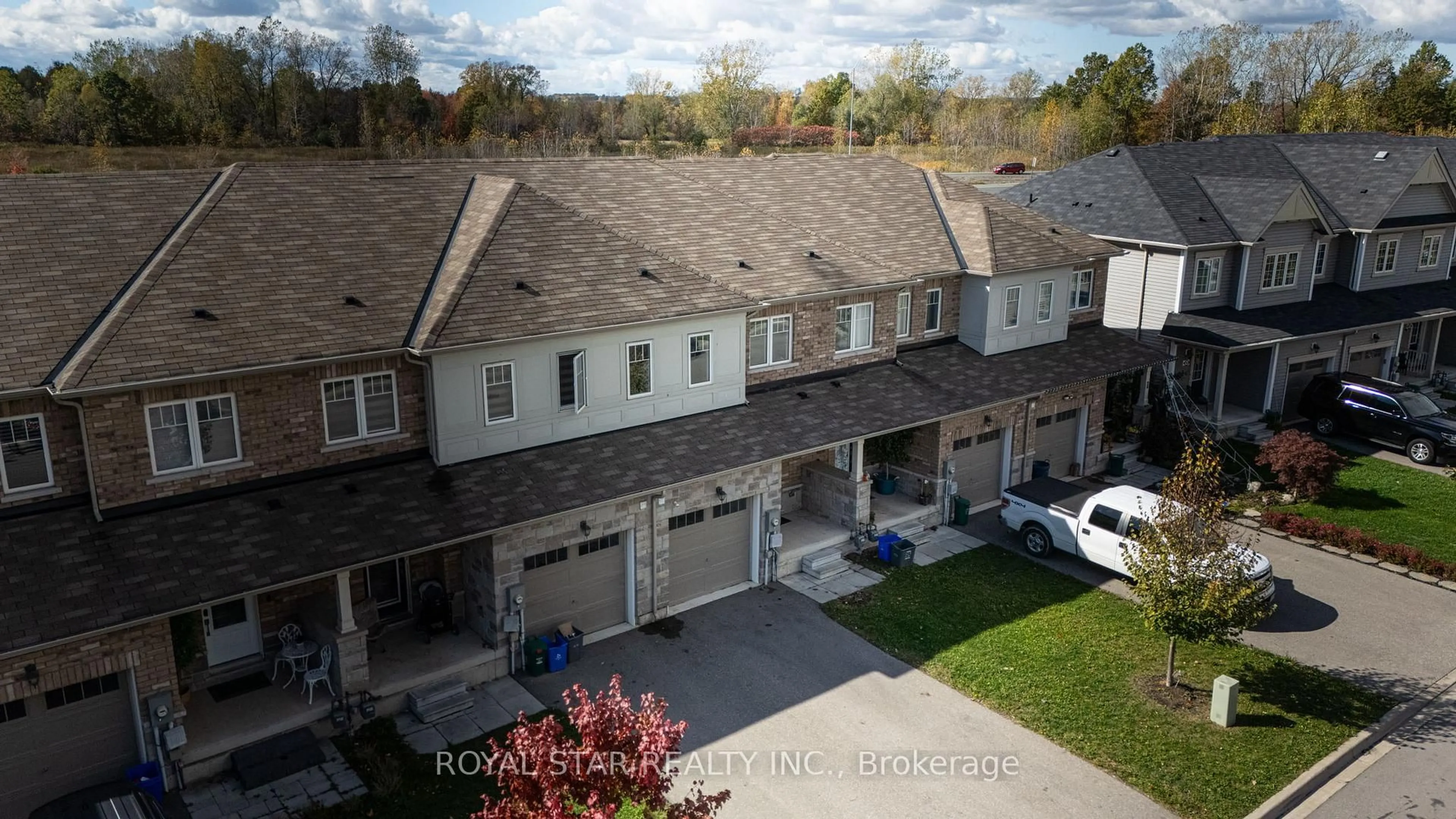 A pic from outside/outdoor area/front of a property/back of a property/a pic from drone, street for 170 Esther Cres, Thorold Ontario L3B 5N5