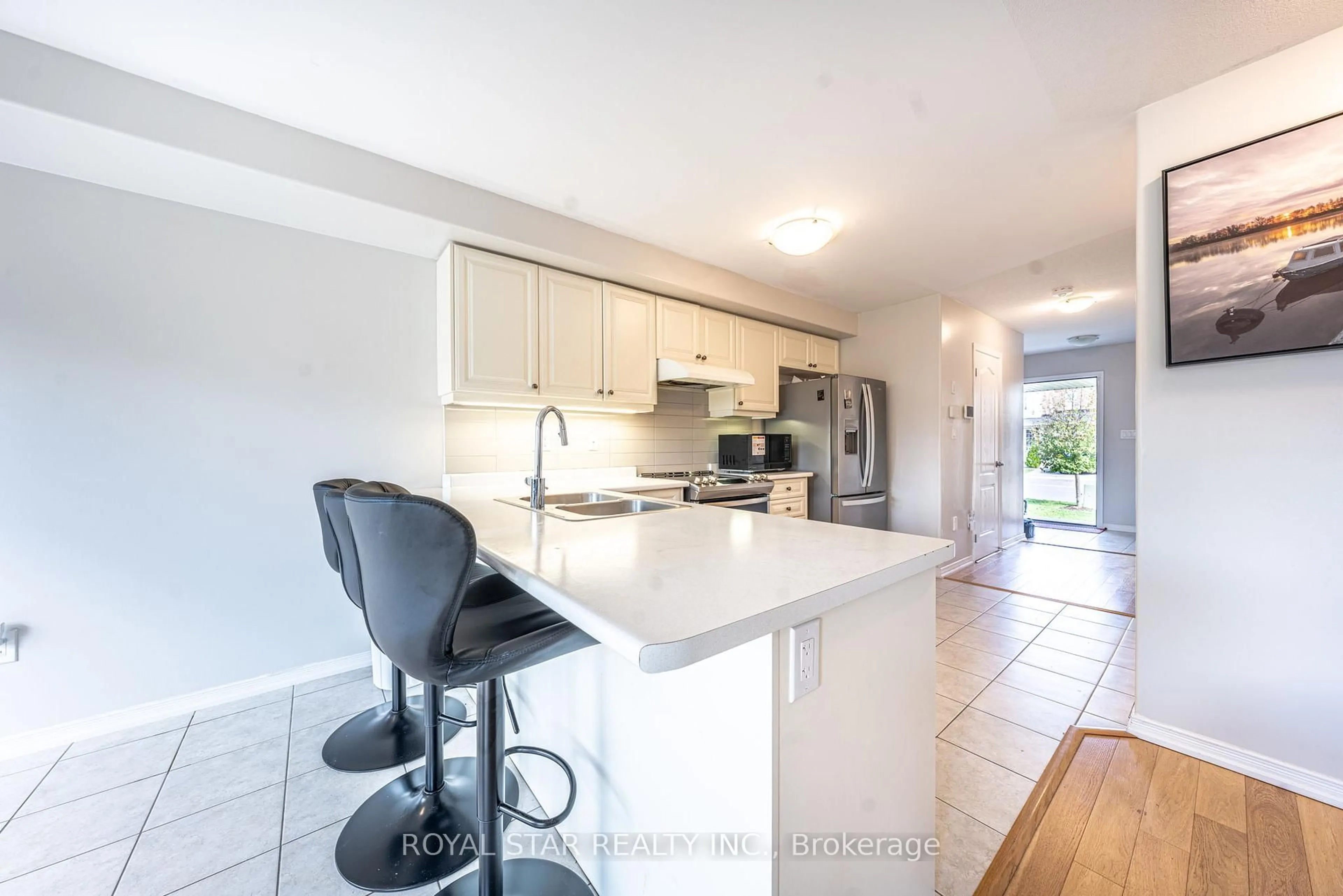 Open concept kitchen, ceramic/tile floor for 170 Esther Cres, Thorold Ontario L3B 5N5