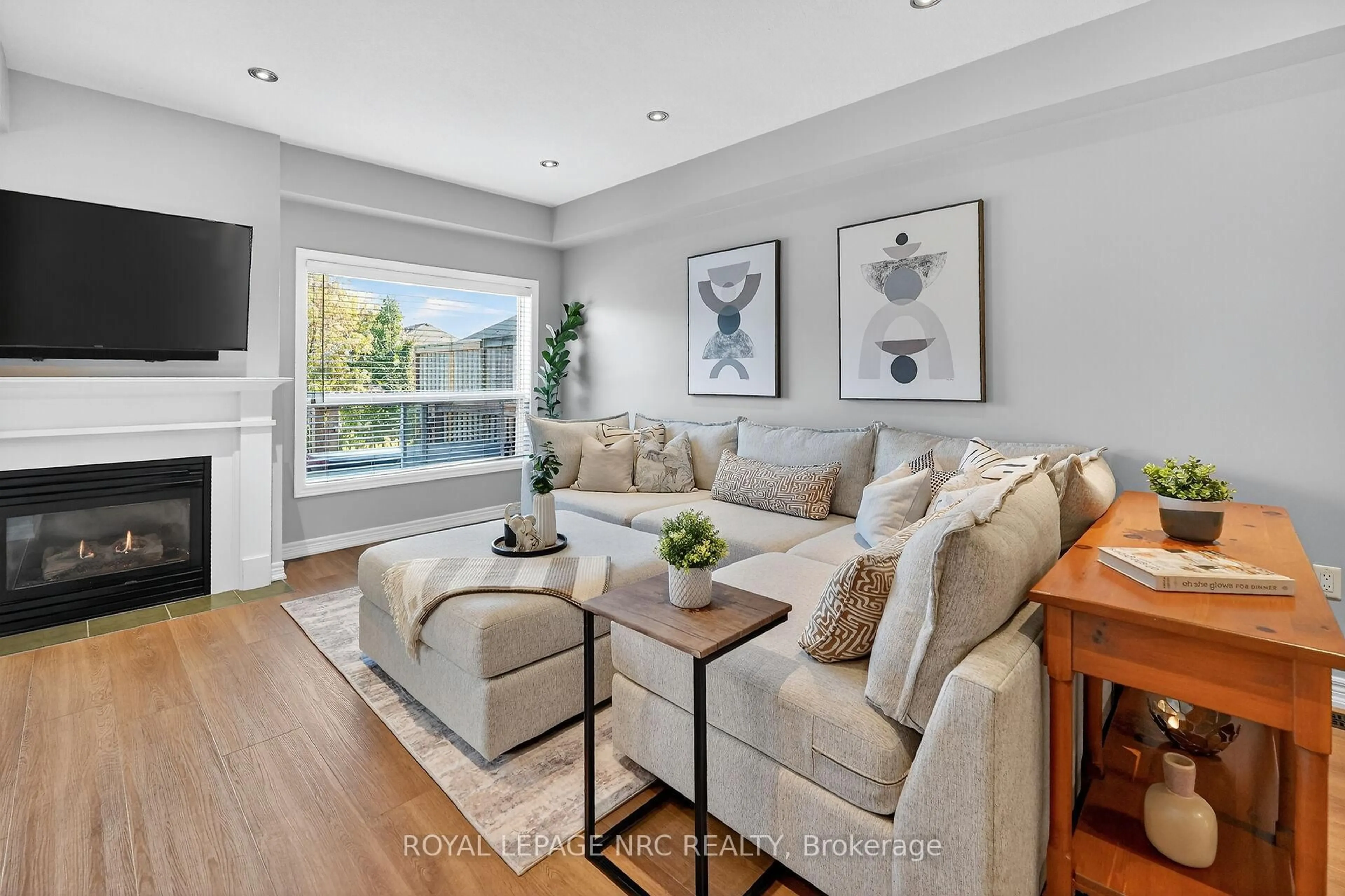 Living room with furniture, wood/laminate floor for 40 Dartmouth Gate #15, Hamilton Ontario L8E 0C4