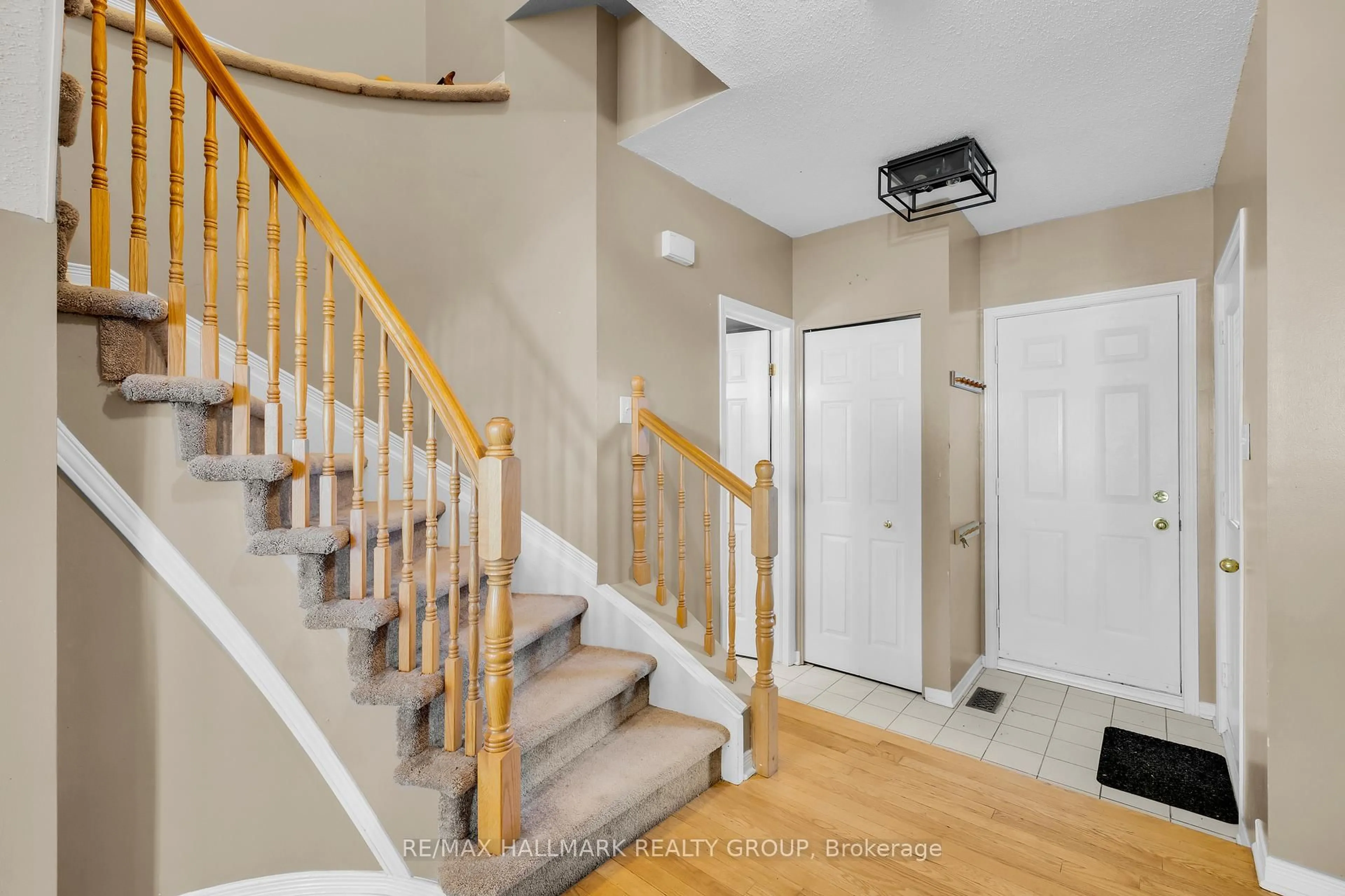 Unknown for 104 Banchory Cres, Ottawa Ontario K2K 2V2