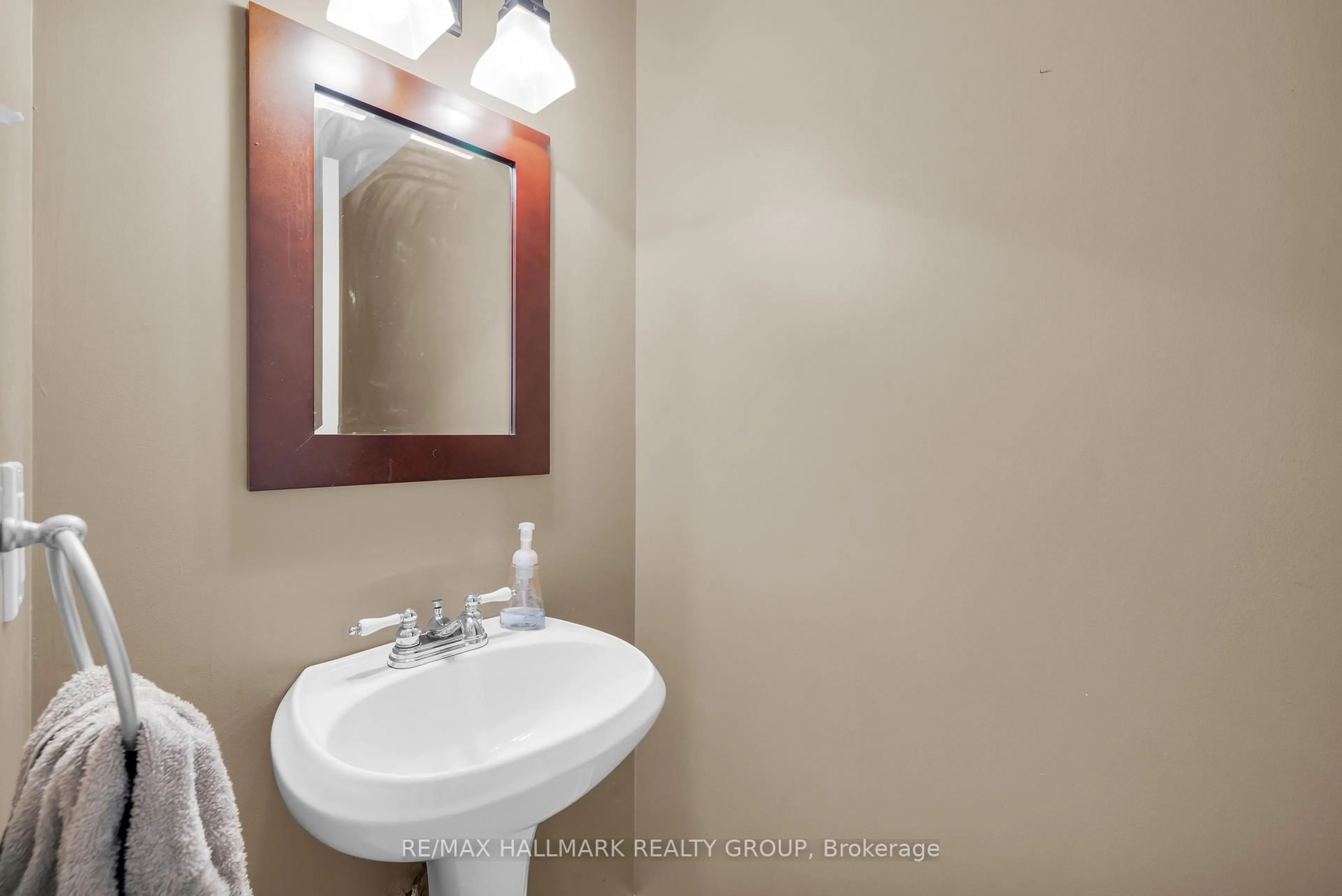 Standard bathroom, ceramic/tile floor for 104 Banchory Cres, Ottawa Ontario K2K 2V2