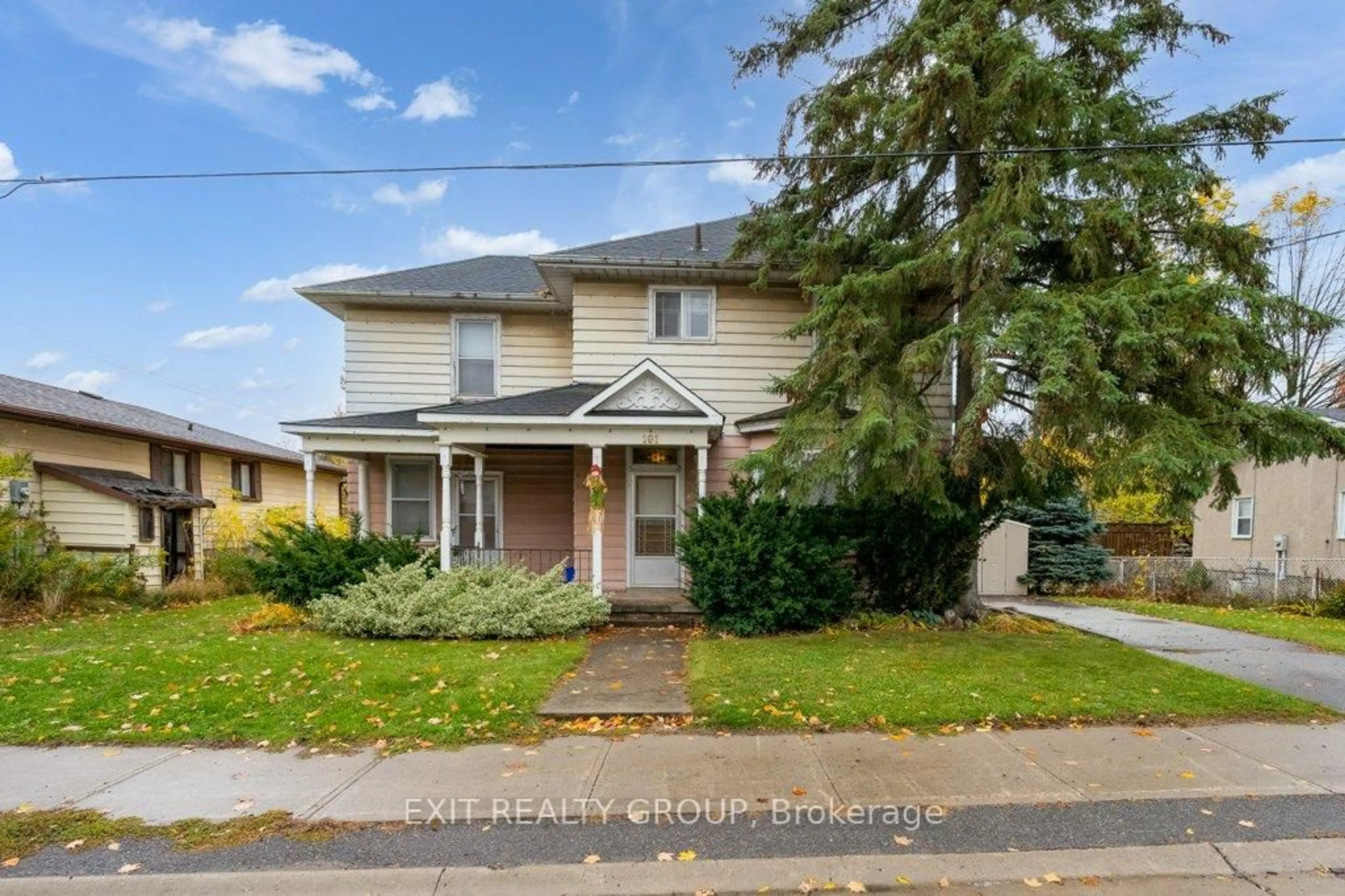 A pic from outside/outdoor area/front of a property/back of a property/a pic from drone, street for 101 River St, Tweed Ontario K0K 3J0