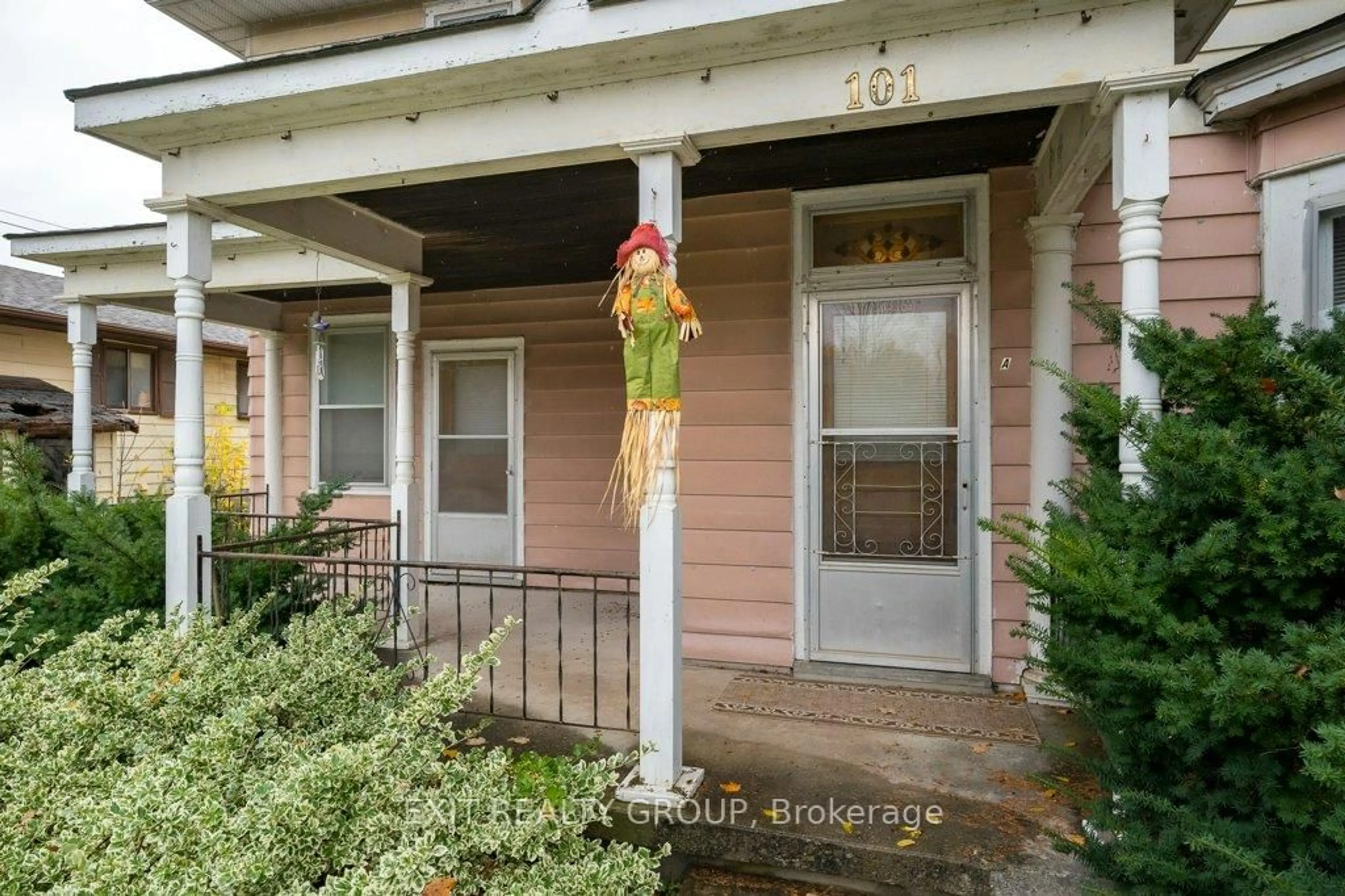 Indoor entryway for 101 River St, Tweed Ontario K0K 3J0