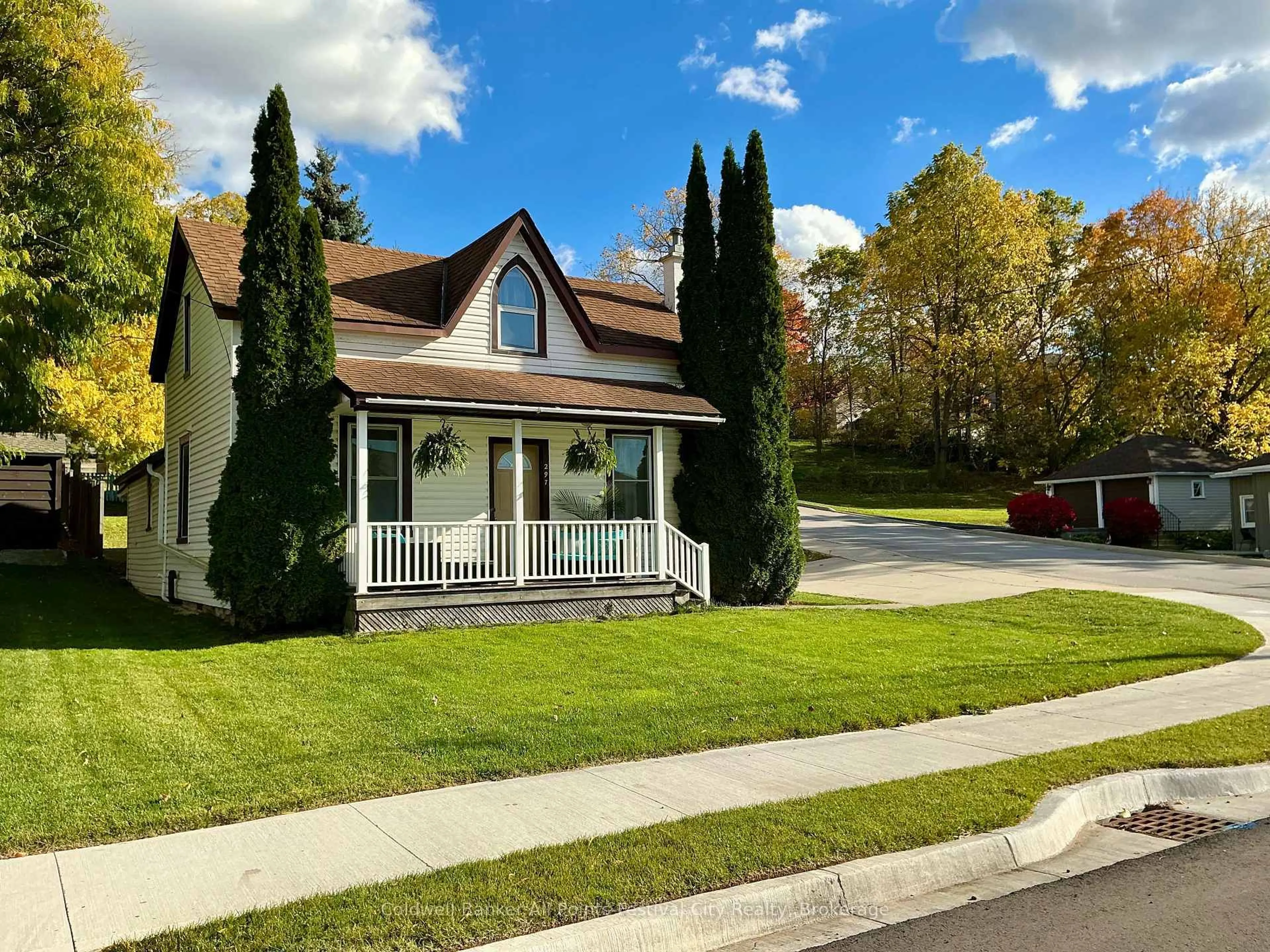 Home with vinyl exterior material, street for 297 Wellington St, St. Marys Ontario N4X 1C5