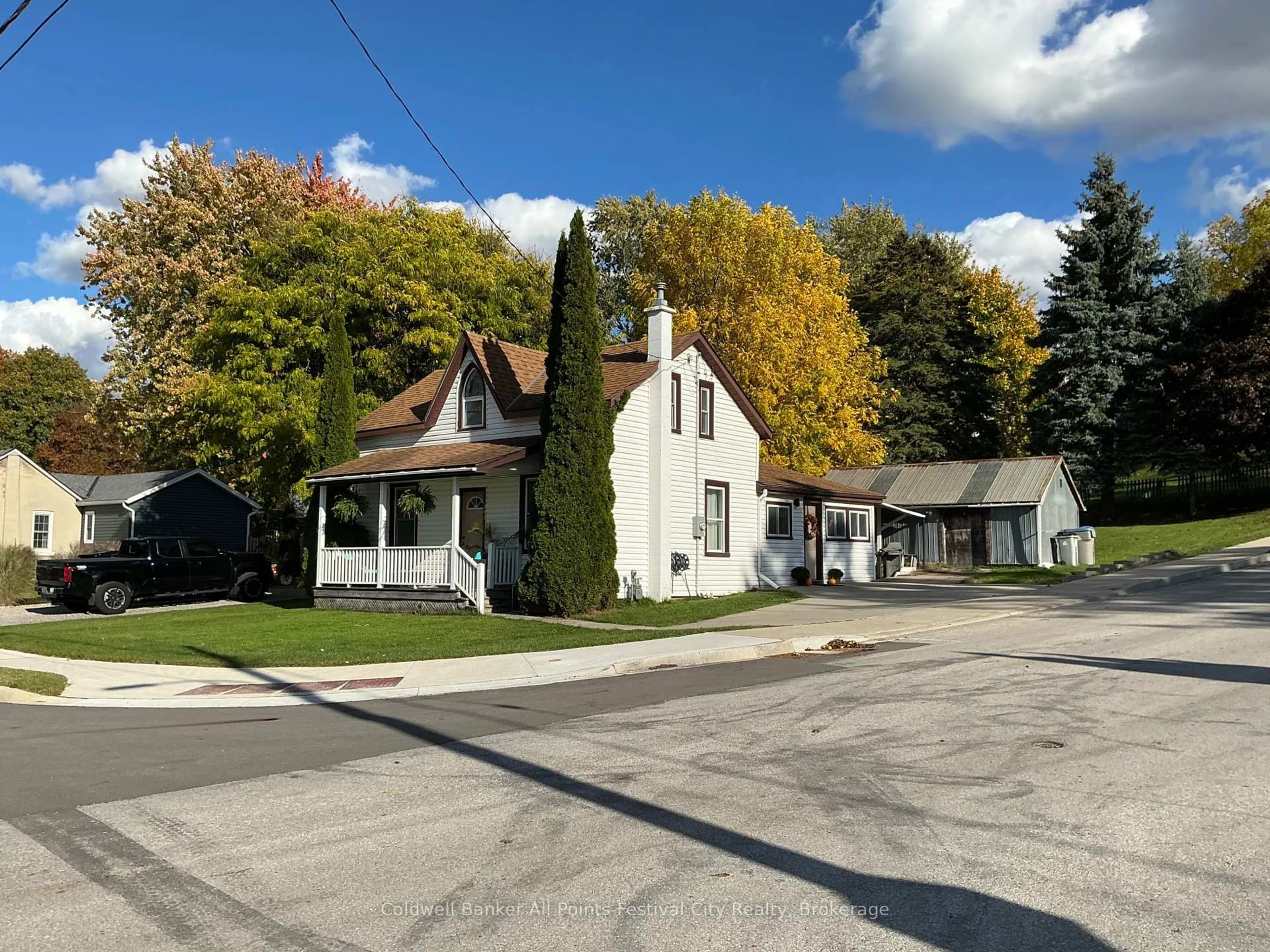 A pic from outside/outdoor area/front of a property/back of a property/a pic from drone, street for 297 Wellington St, St. Marys Ontario N4X 1C5