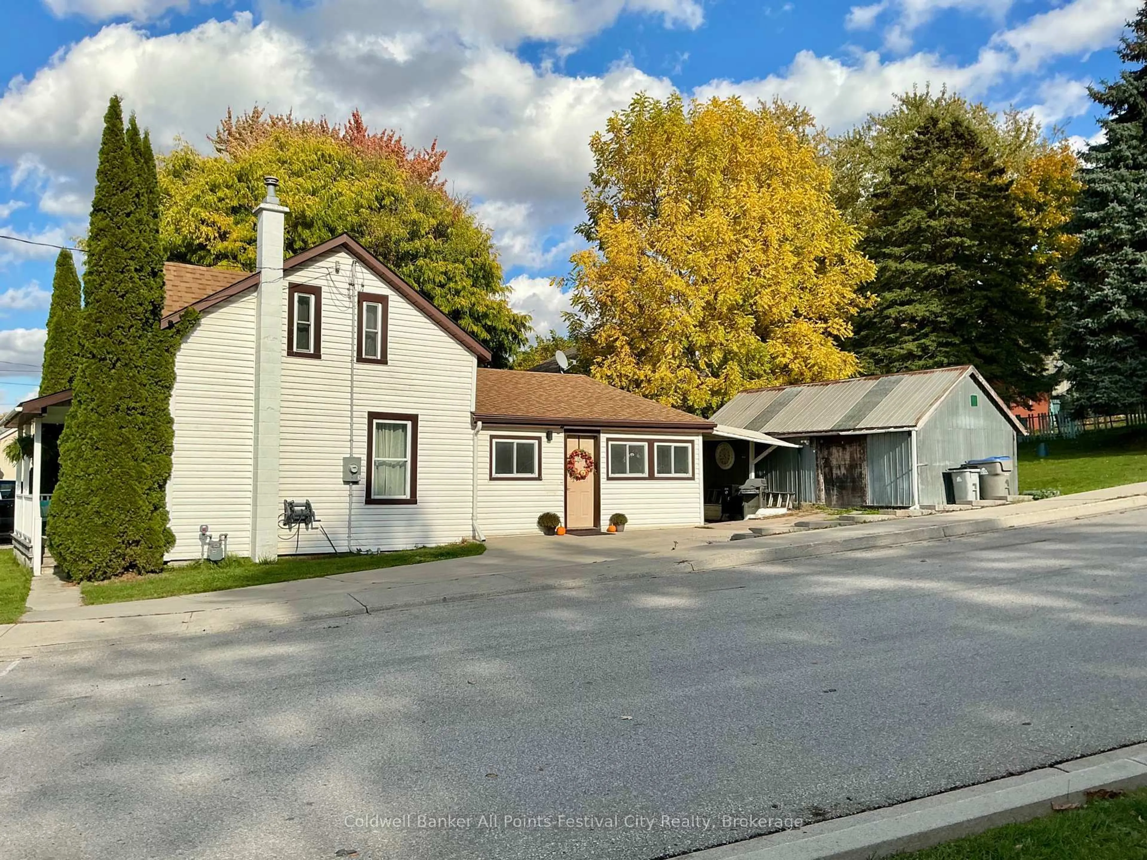 A pic from outside/outdoor area/front of a property/back of a property/a pic from drone, street for 297 Wellington St, St. Marys Ontario N4X 1C5