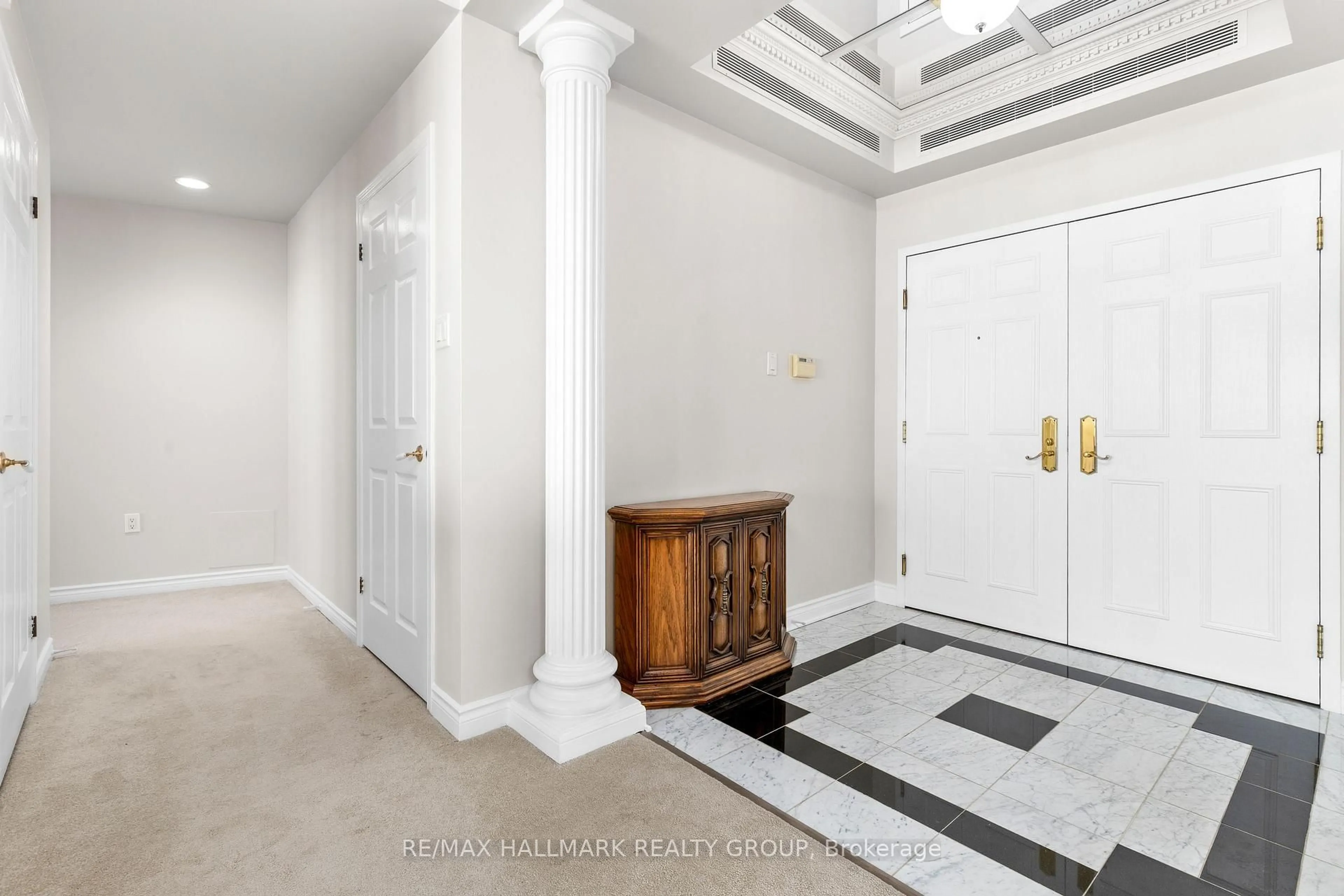 Indoor entryway for 1480 Riverside Dr #2403, Ottawa Ontario K1G 5H2